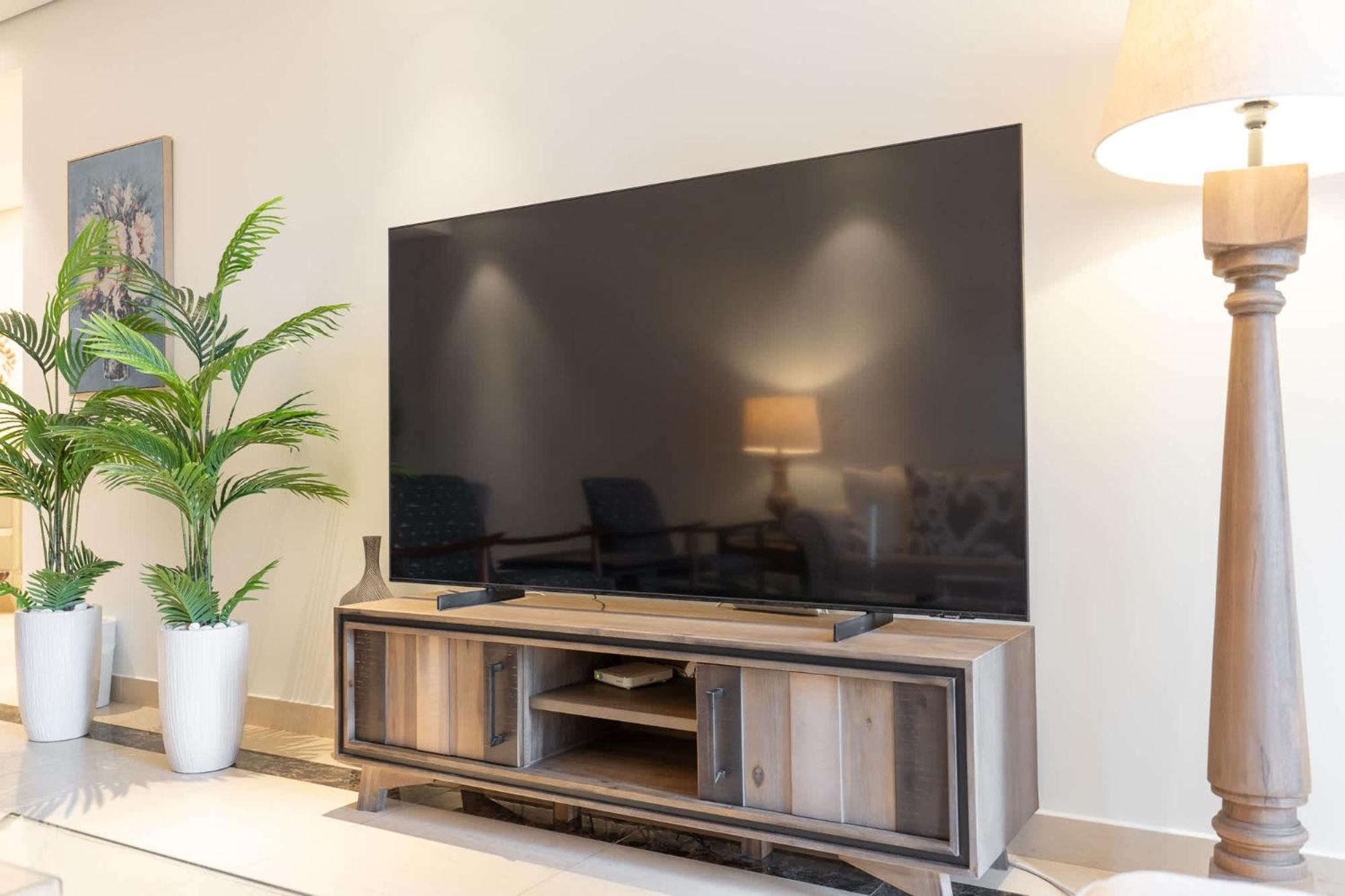 Absolutely Stunning 3 Bedroom In Downtown Apartment *
