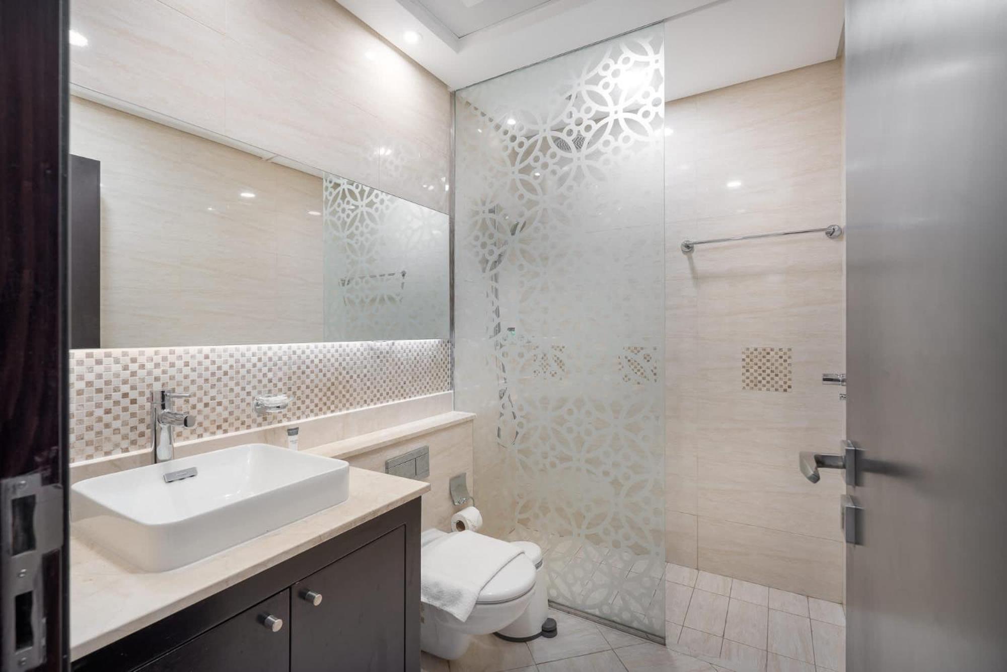 Absolutely Stunning 3 Bedroom In Downtown Apartment *