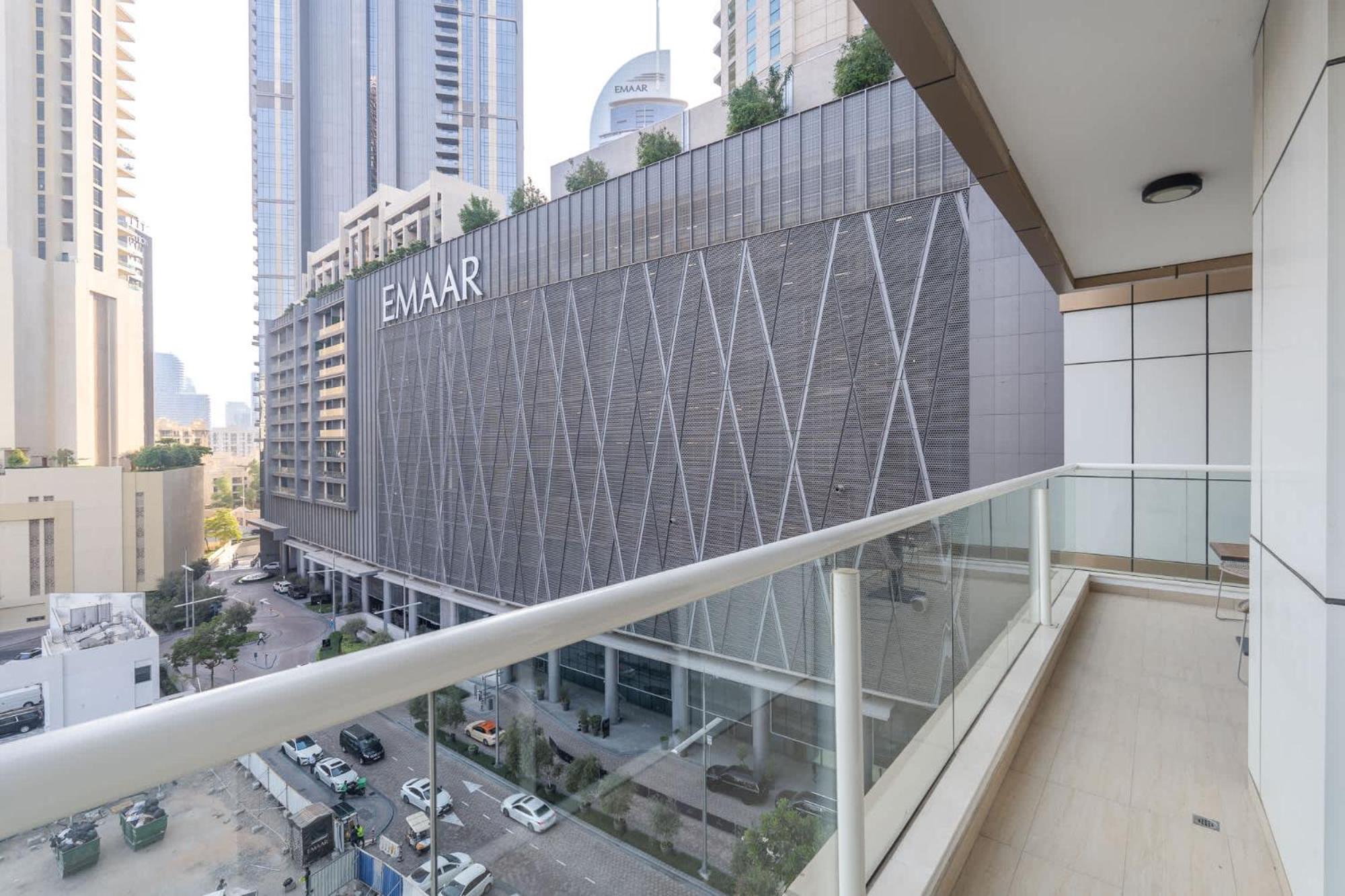 Absolutely Stunning 3 Bedroom In Downtown Apartment