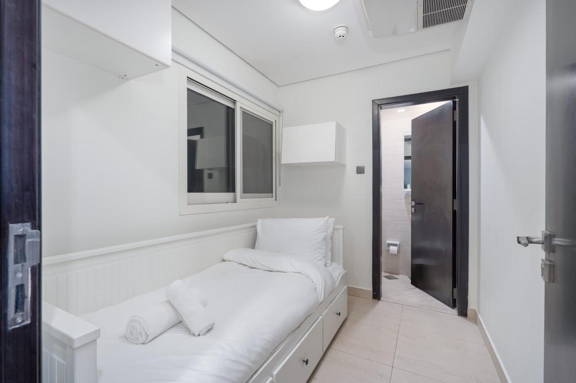 Absolutely Stunning 3 Bedroom In Downtown *