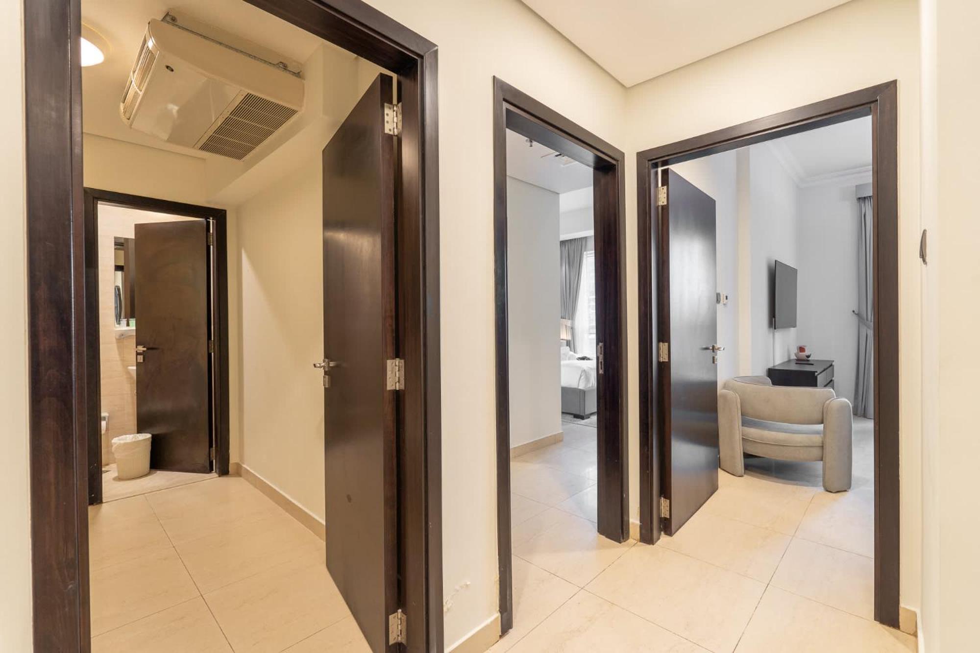 Absolutely Stunning 3 Bedroom In Downtown Apartment *