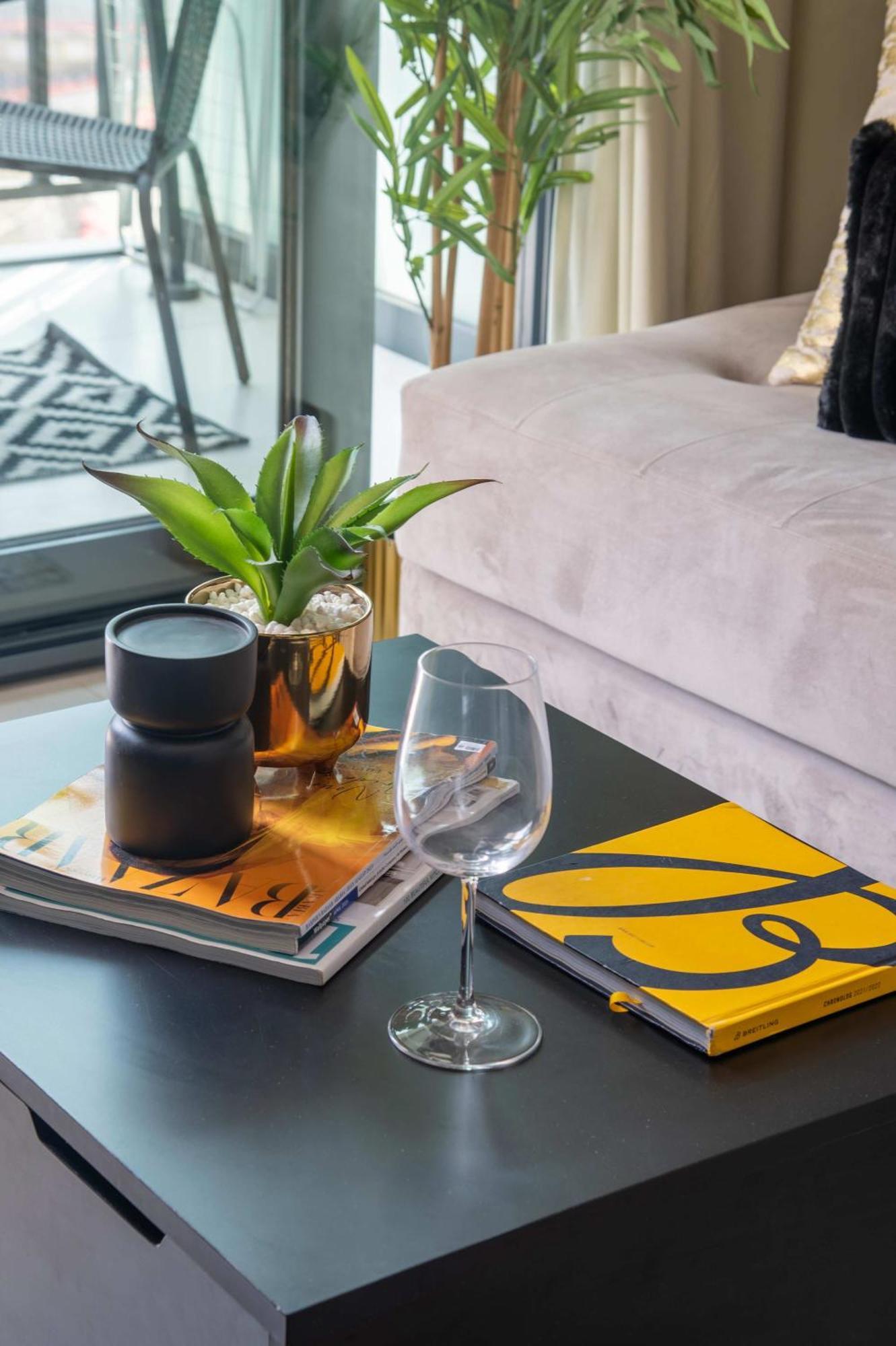 Frank Porter - Zada Tower Apartment *