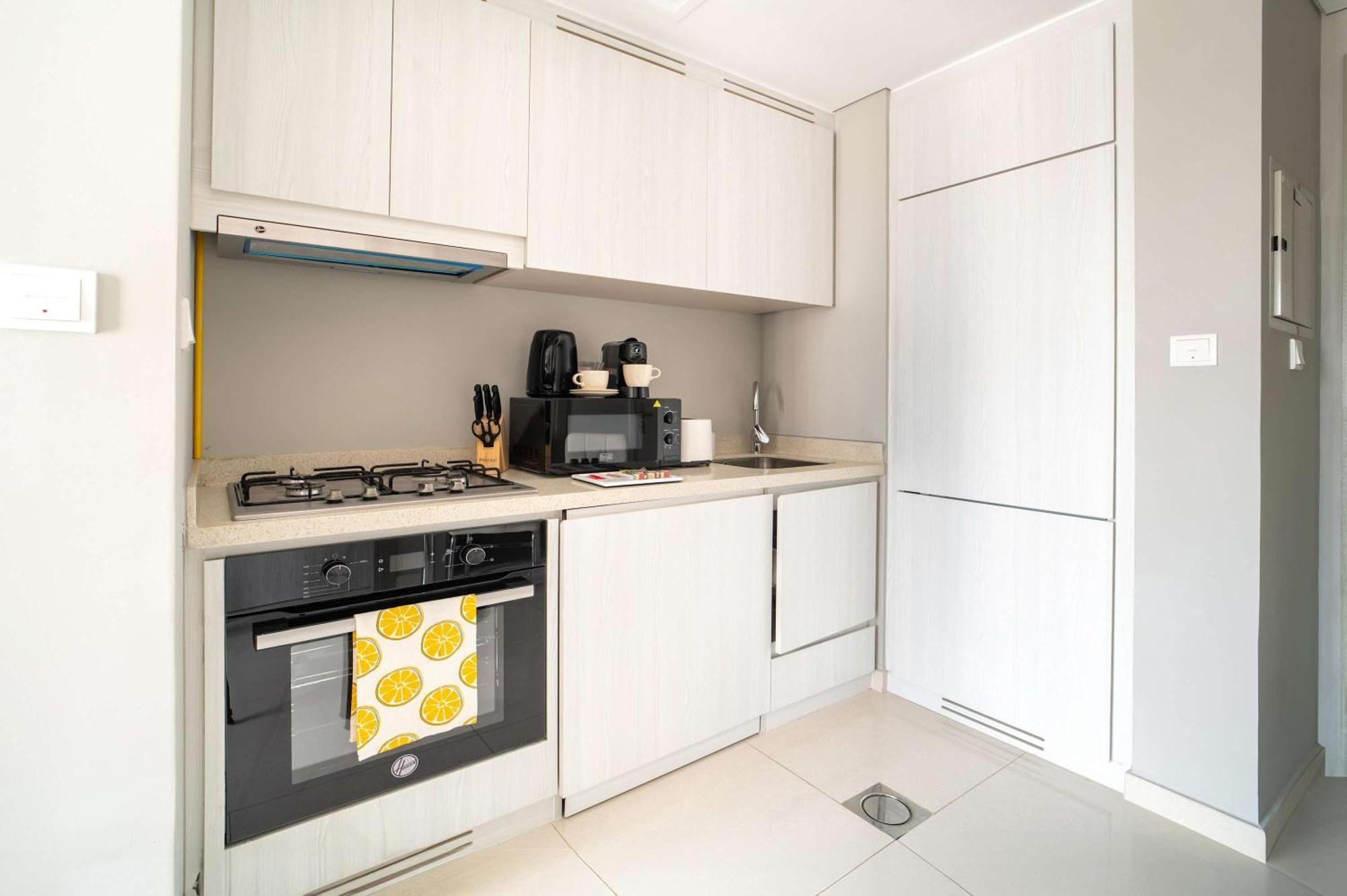 Frank Porter - Zada Tower Apartment *
