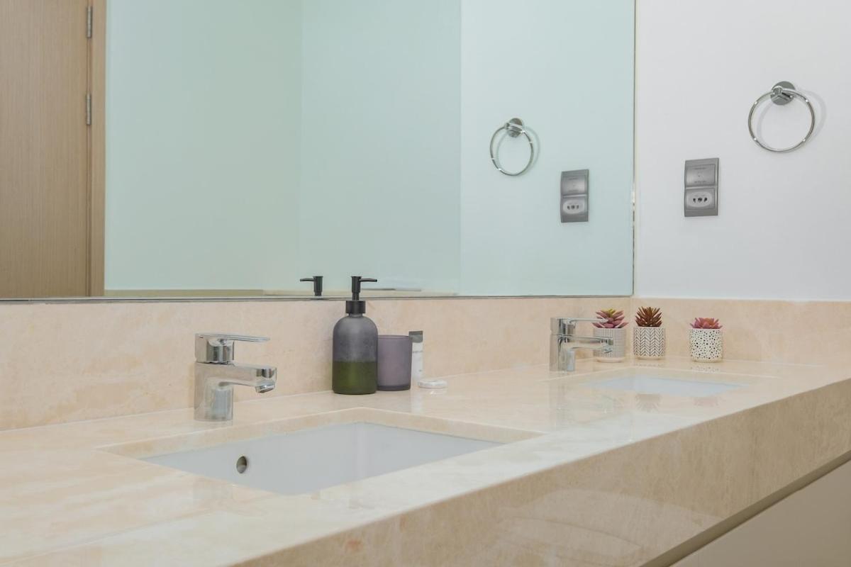 Apartment Luxurious 2-bedroom Escape With Burj Khalifa Views At Act One In Downtown Dubai