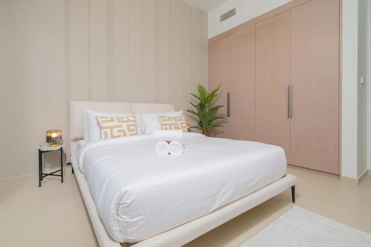 Luxurious 2-bedroom Escape With Burj Khalifa Views At Act One In Downtown Apartment