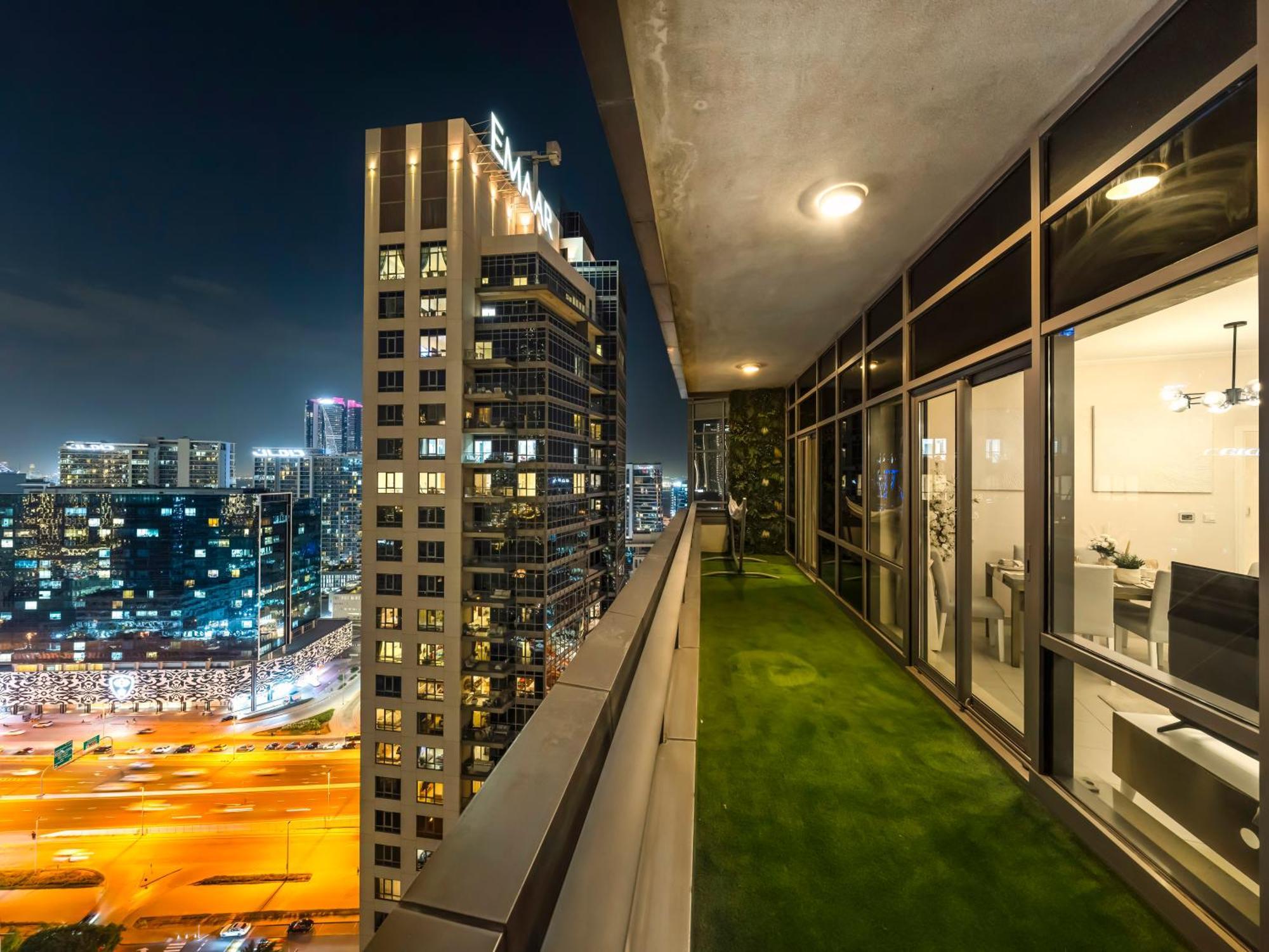Elegant 1 Bedroom I Burj Khalifa & Fountain Views I Free Gym, Pool, Wi-fi, Parking & Ps5 I By Skyline Serenity *