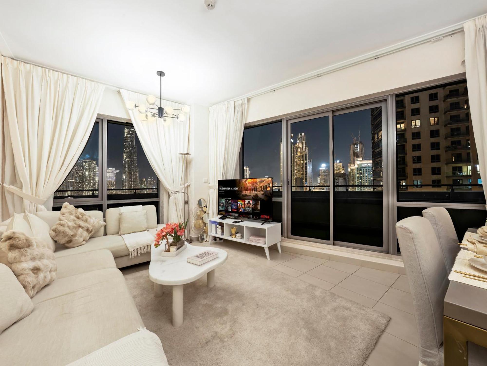 Elegant 1 Bedroom I Burj Khalifa & Fountain Views I Free Gym, Pool, Wi-fi, Parking & Ps5 I By Skyline Serenity Dubai