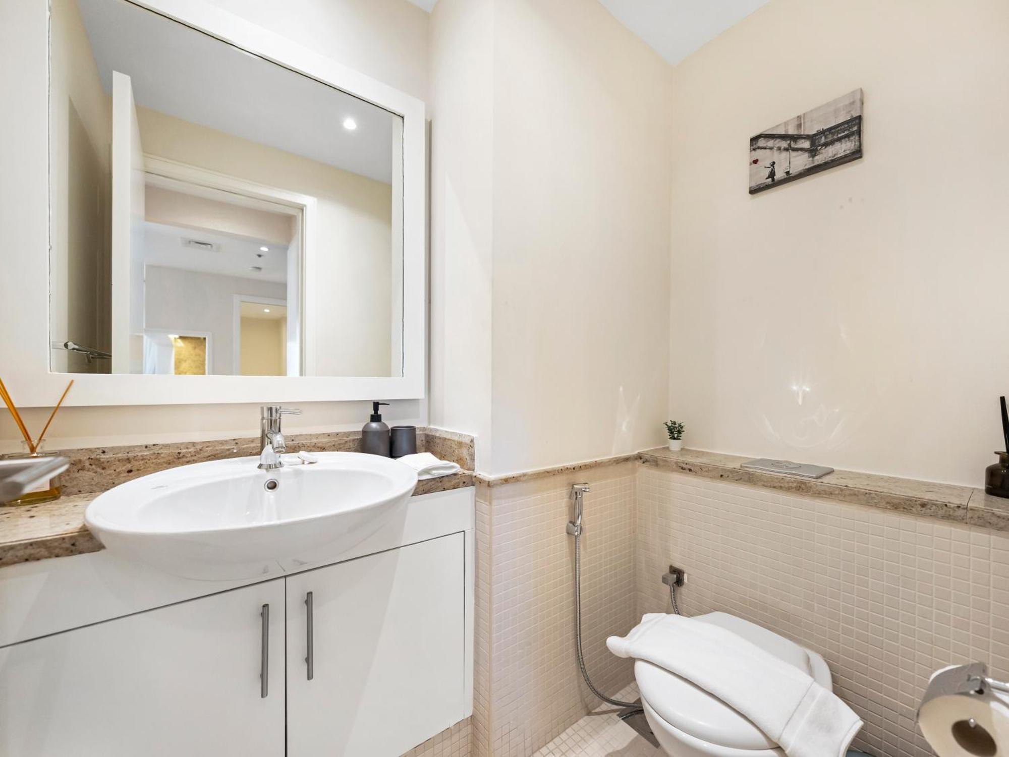 Apartment Elegant 1 Bedroom I Burj Khalifa & Fountain Views I Free Gym, Pool, Wi-fi, Parking & Ps5 I By Skyline Serenity Dubai