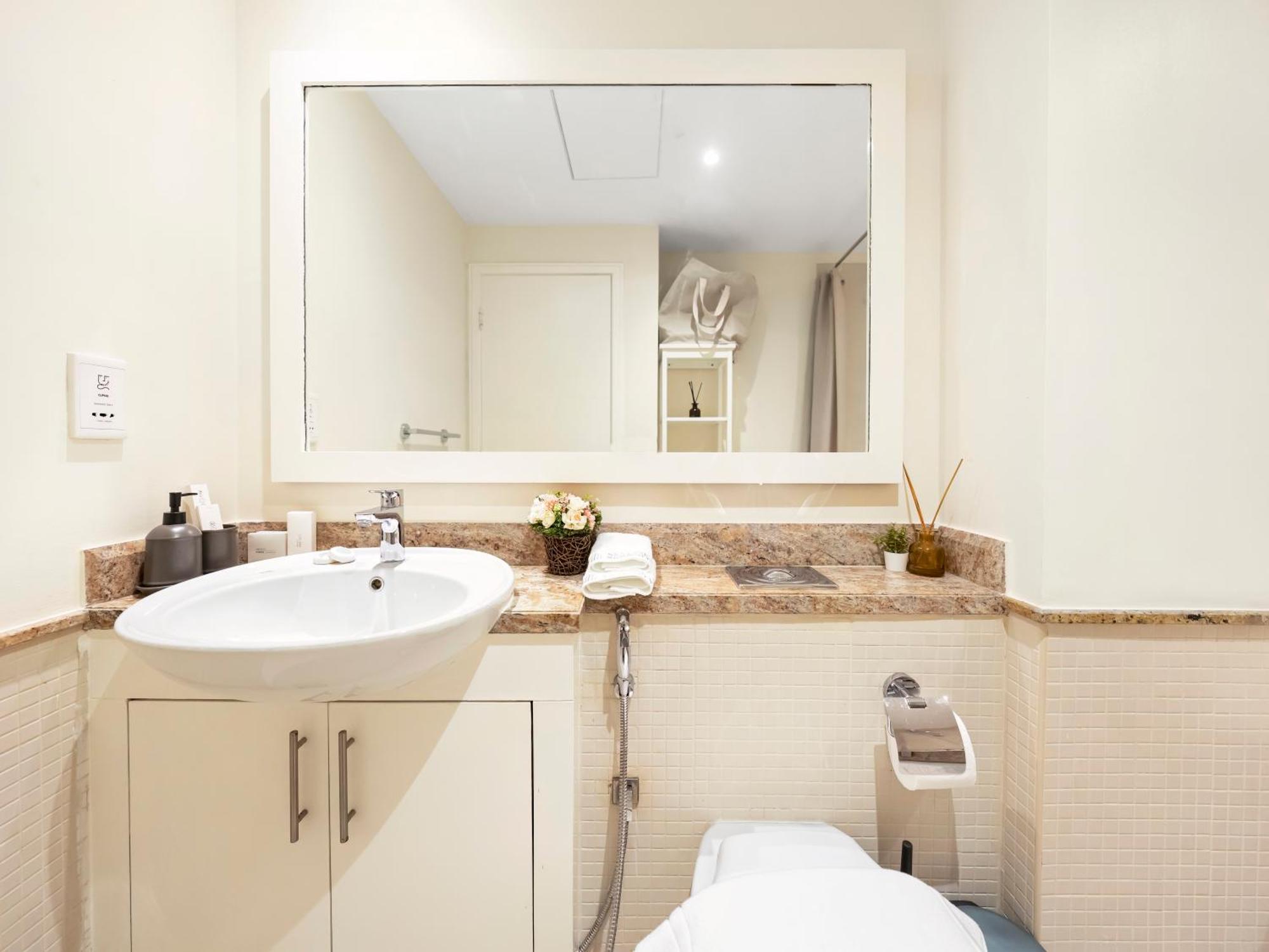 Apartment Elegant 1 Bedroom I Burj Khalifa & Fountain Views I Free Gym, Pool, Wi-fi, Parking & Ps5 I By Skyline Serenity *