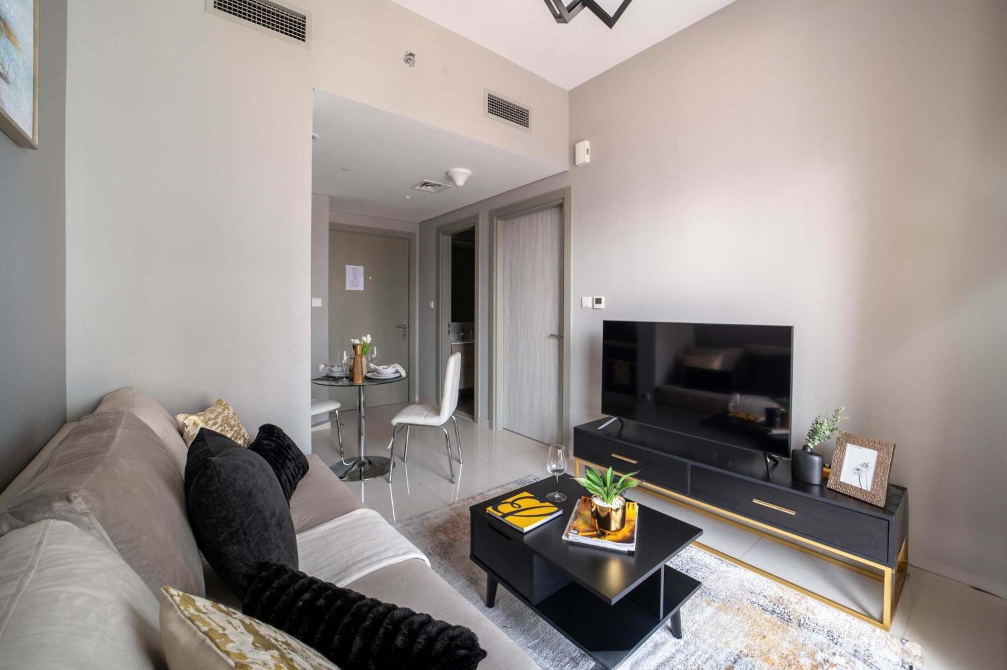 Frank Porter - Zada Tower Apartment *