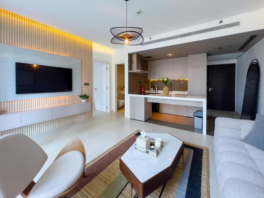 Modern 1br Panoramic View, West Avenue Apartment