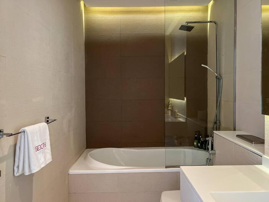 Modern 1br Panoramic View, West Avenue Apartment *