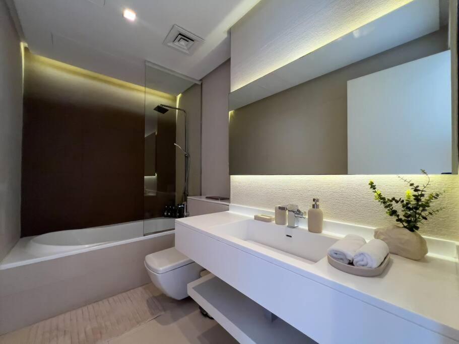 Modern 1br Panoramic View, West Avenue Apartment