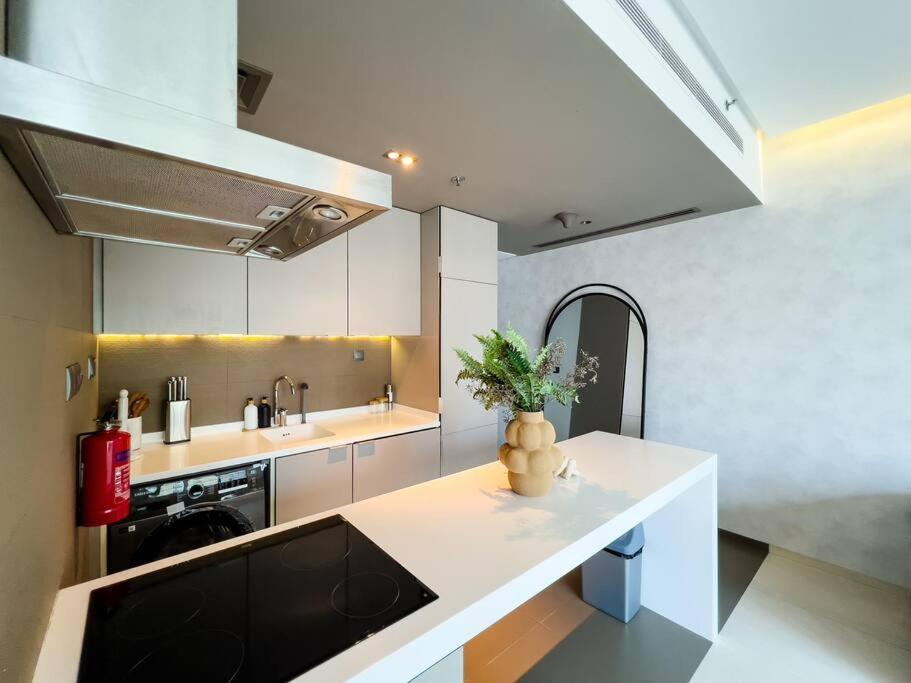Modern 1br Panoramic View, West Avenue Apartment *
