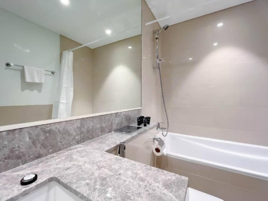 The Signature-step To Burjkhalifa-actone-1br Apartment Dubai