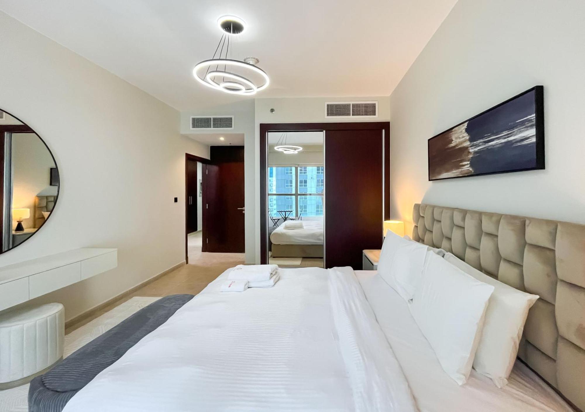 Livbnb-high Rise 1br With Balcony Near Barasti Apartment *