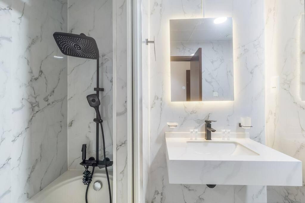 Stunning 2br In The Heart Of Marina Apartment *