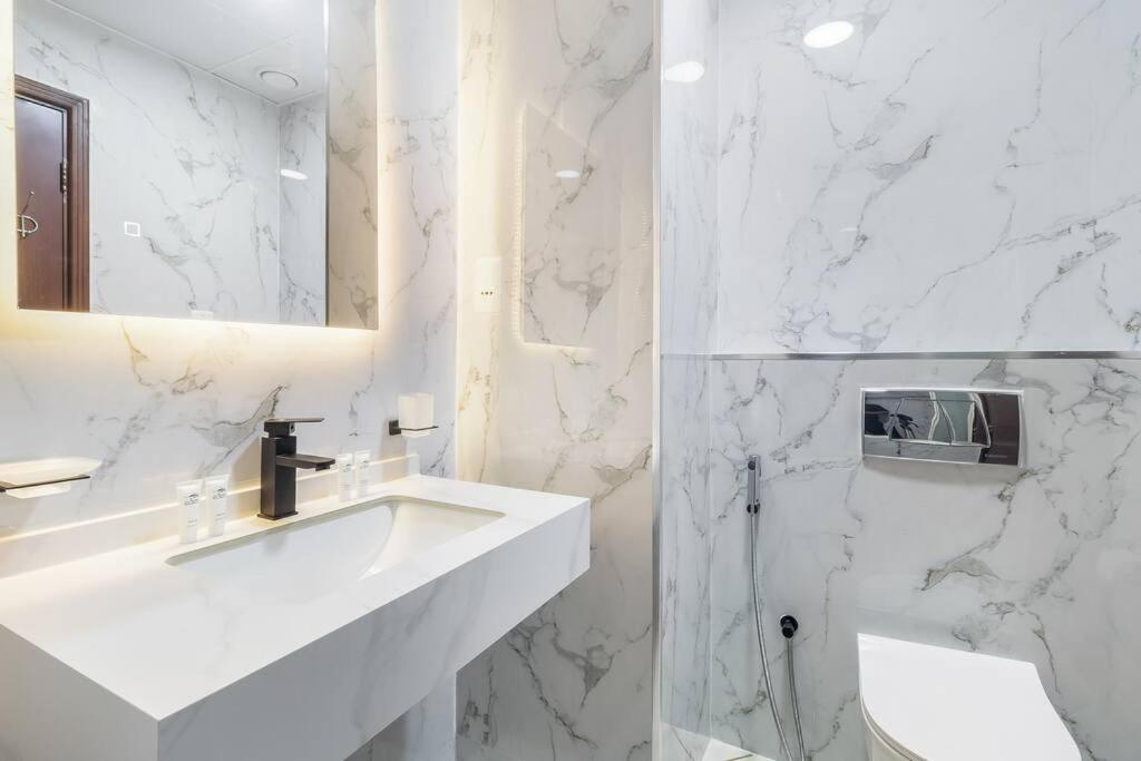 Stunning 2br In The Heart Of Marina