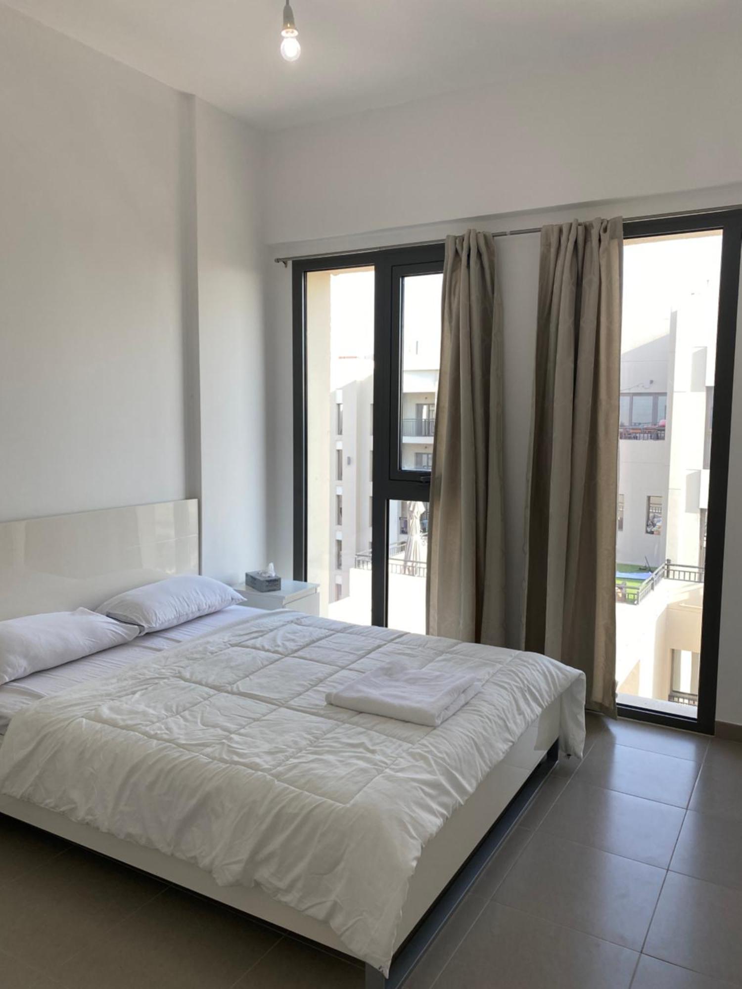 Lovely Calm 3br Easy Accessibility To With Huge Balcony And Pool View Town Square Apartment *