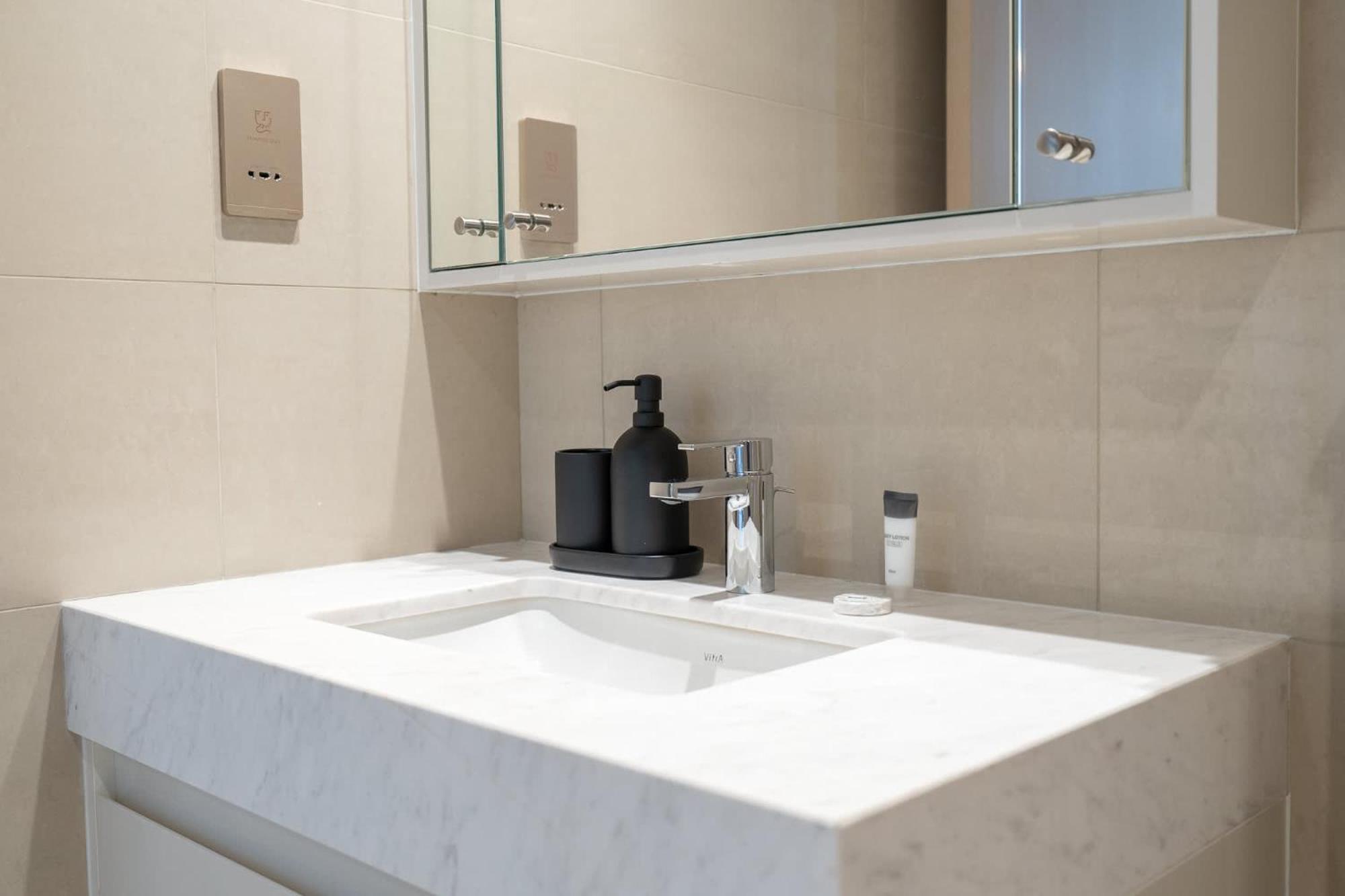 Modern Comfort And Stylish 1-bedroom In Downtown That Sleeps 2 Apartment Dubai