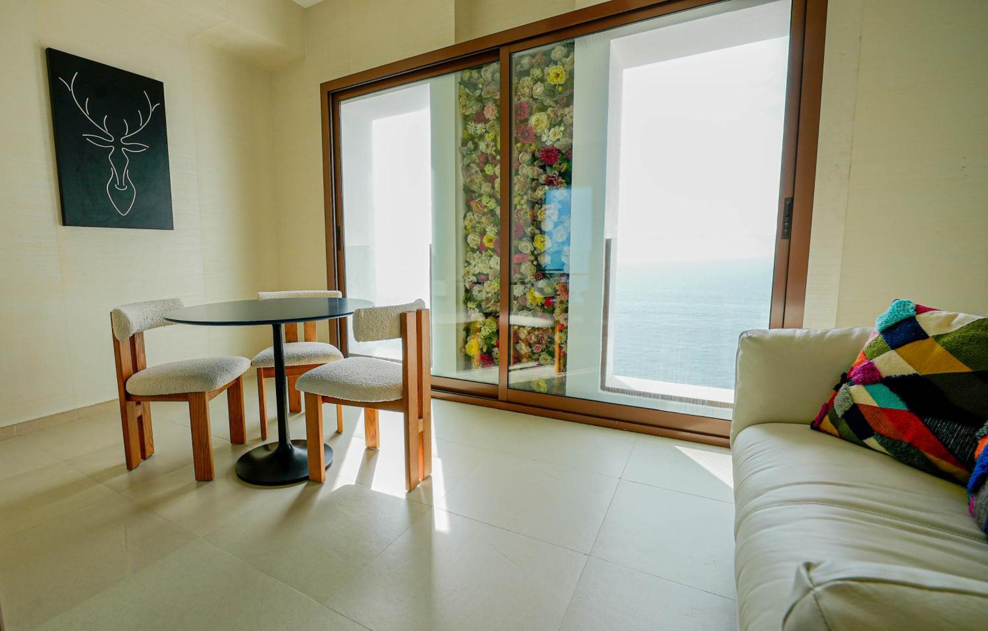 Stunning Infinite Sea View Three Bedroom Plus Maid's In Palm Jumeirah Apartment Dubai