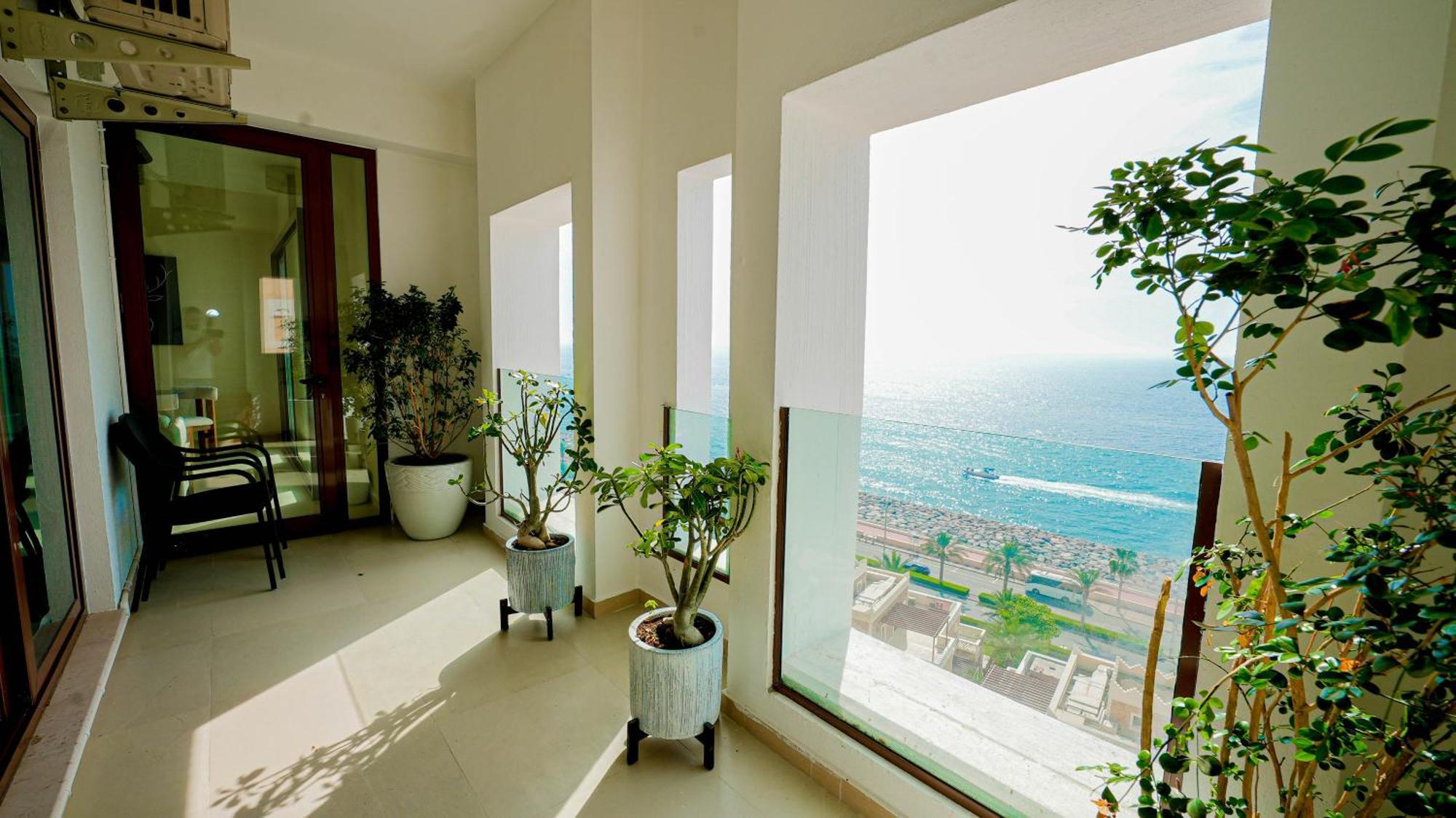 Apartment Stunning Infinite Sea View Three Bedroom Plus Maid's In Palm Jumeirah Dubai