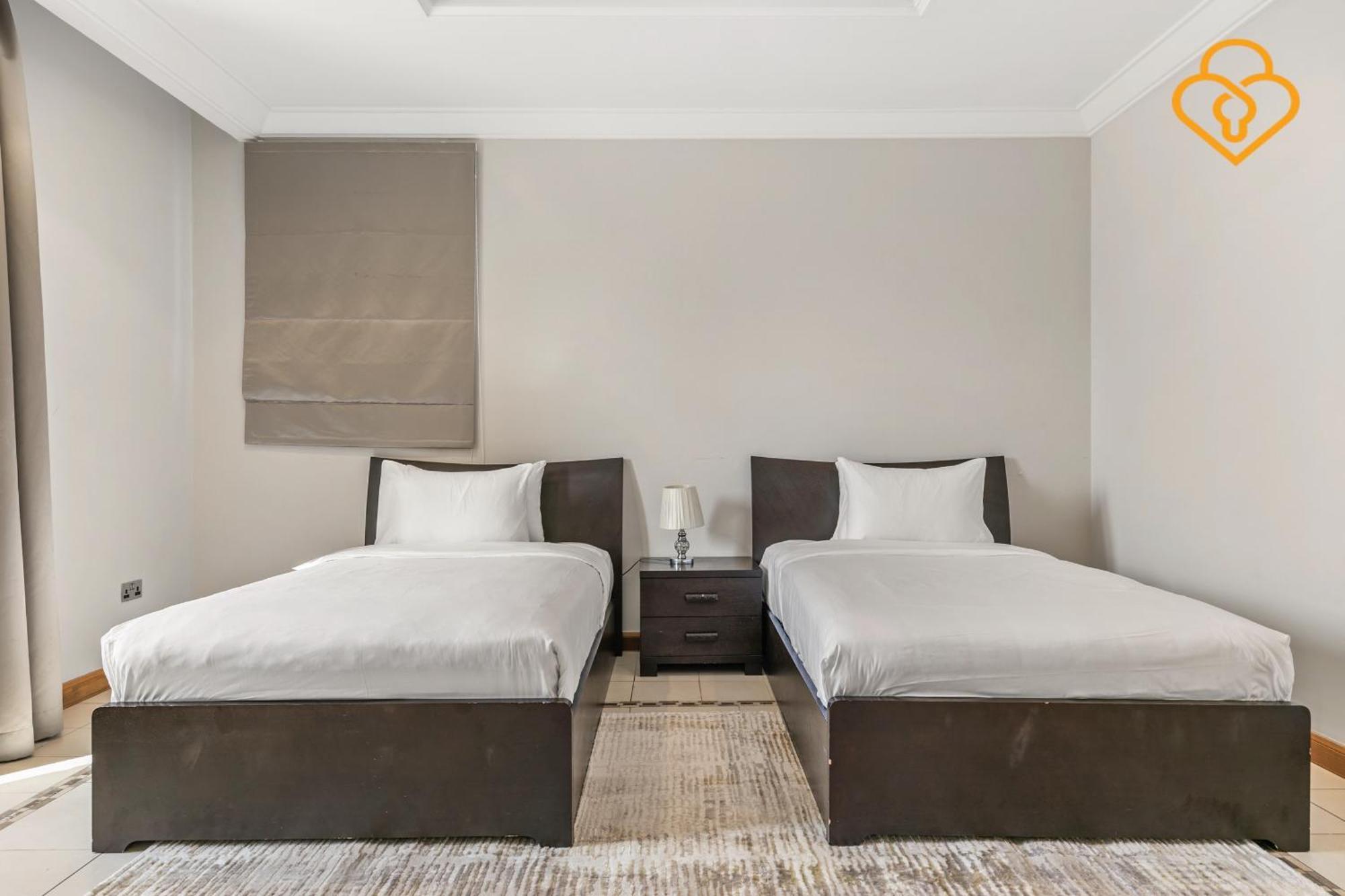 Keysplease Upgraded 4 Bedroom W Private Beach, Palm Villa Dubai