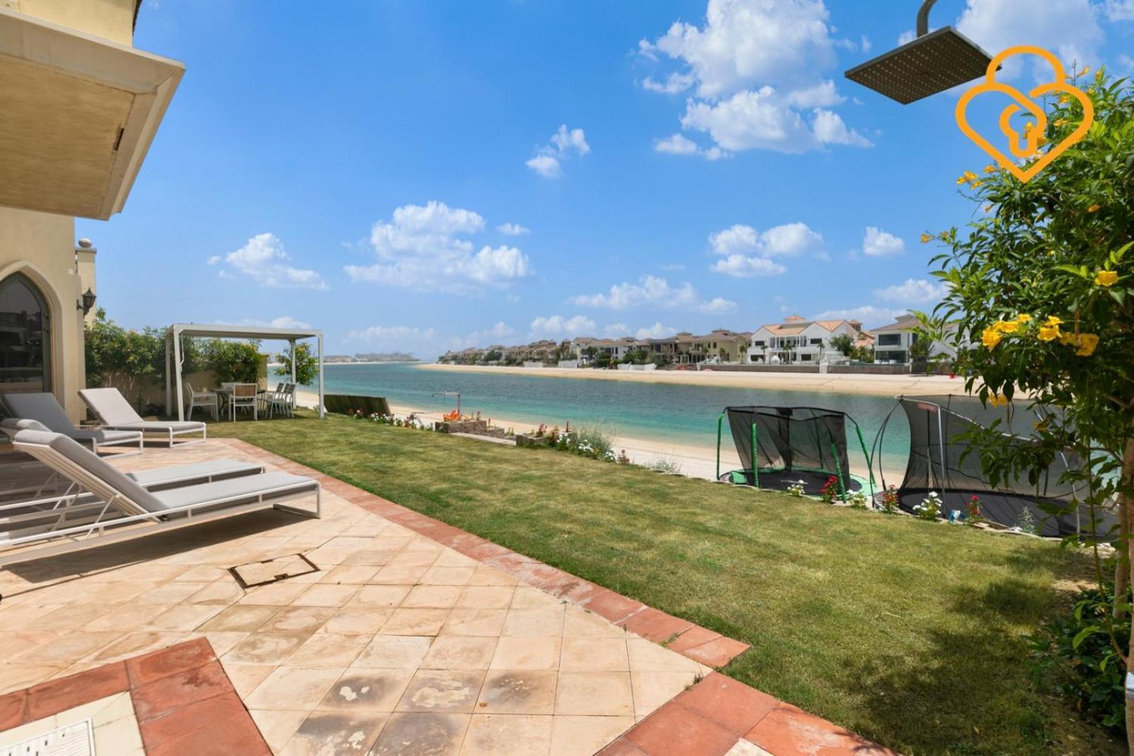 Keysplease Upgraded 4 Bedroom W Private Beach, Palm Villa