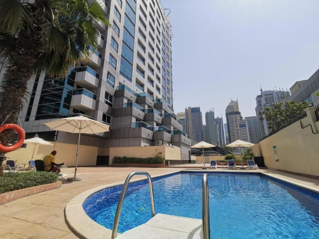 Modern Renovated Spacious With Pool, Gym & Jacuzzi Access In Marina, Step To Metro Apartment Dubai