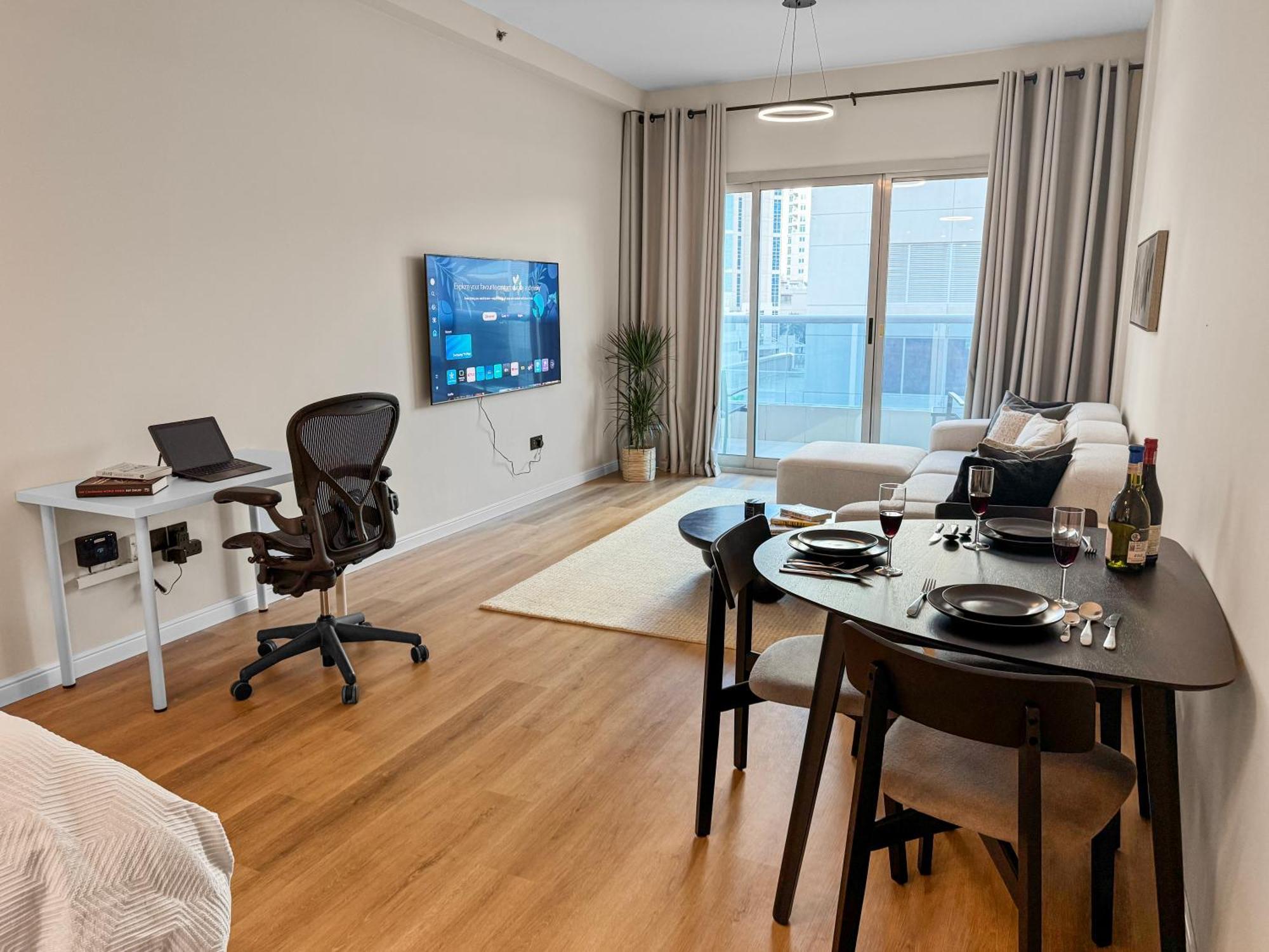 Modern Renovated Spacious With Pool, Gym & Jacuzzi Access In Marina, Step To Metro