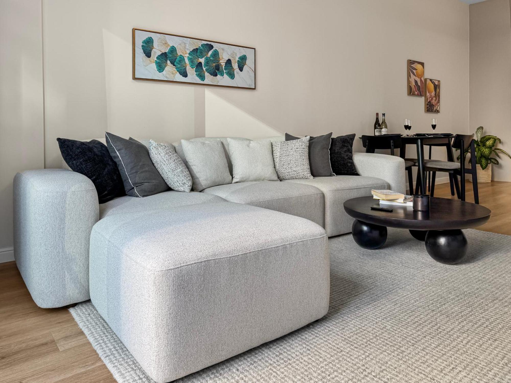 Modern Renovated Spacious With Pool, Gym & Jacuzzi Access In Marina, Step To Metro Apartment
