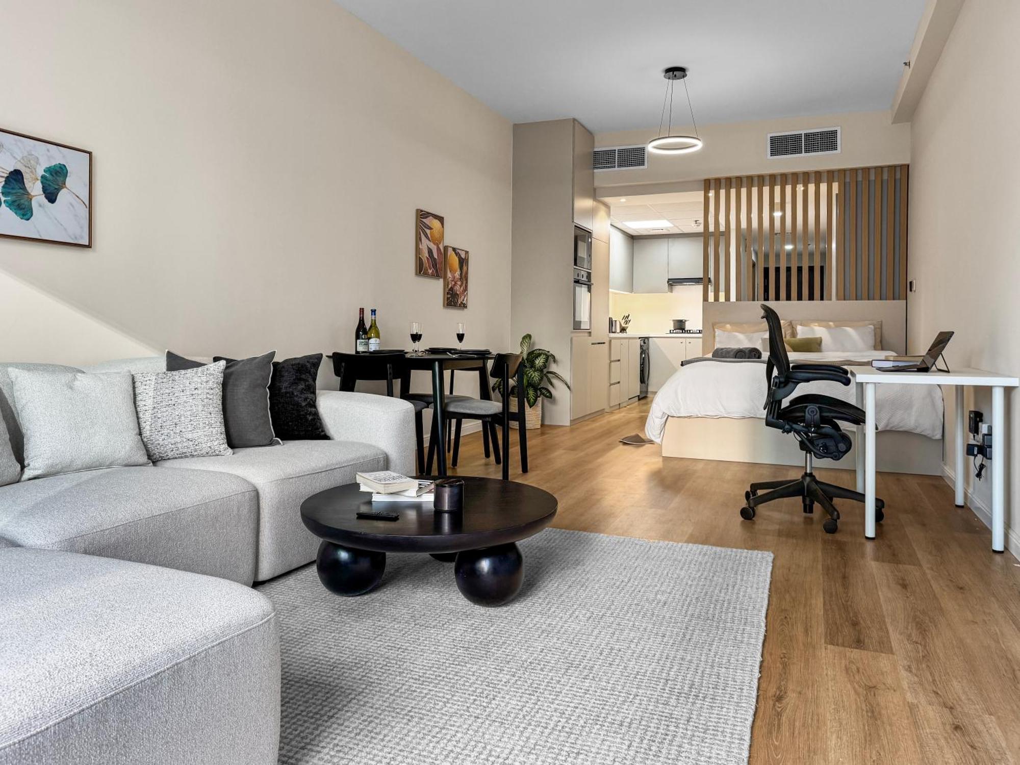 Modern Renovated Spacious With Pool, Gym & Jacuzzi Access In Marina, Step To Metro Apartment Dubai