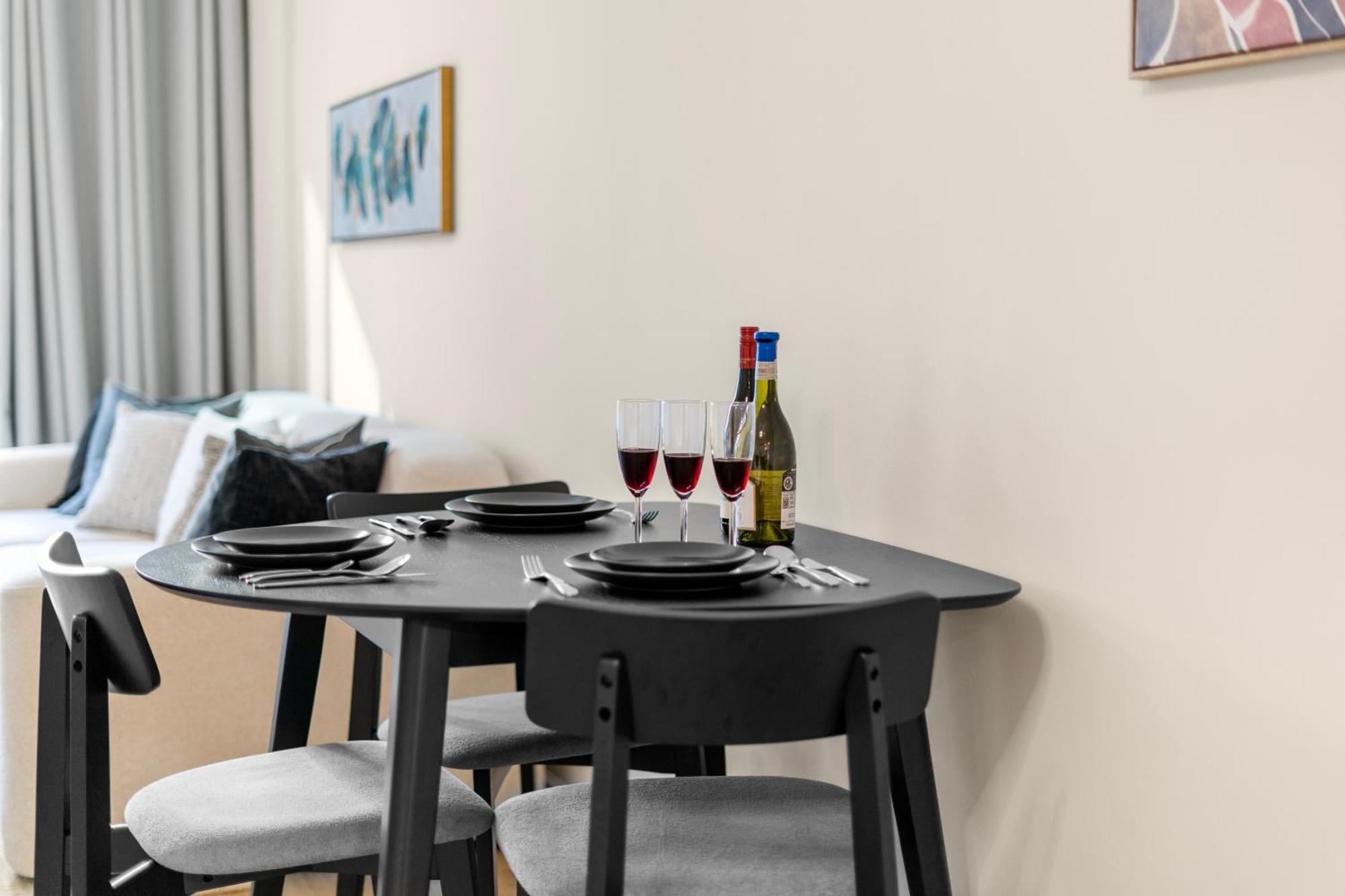 Modern Renovated Spacious With Pool, Gym & Jacuzzi Access In Marina, Step To Metro Dubai