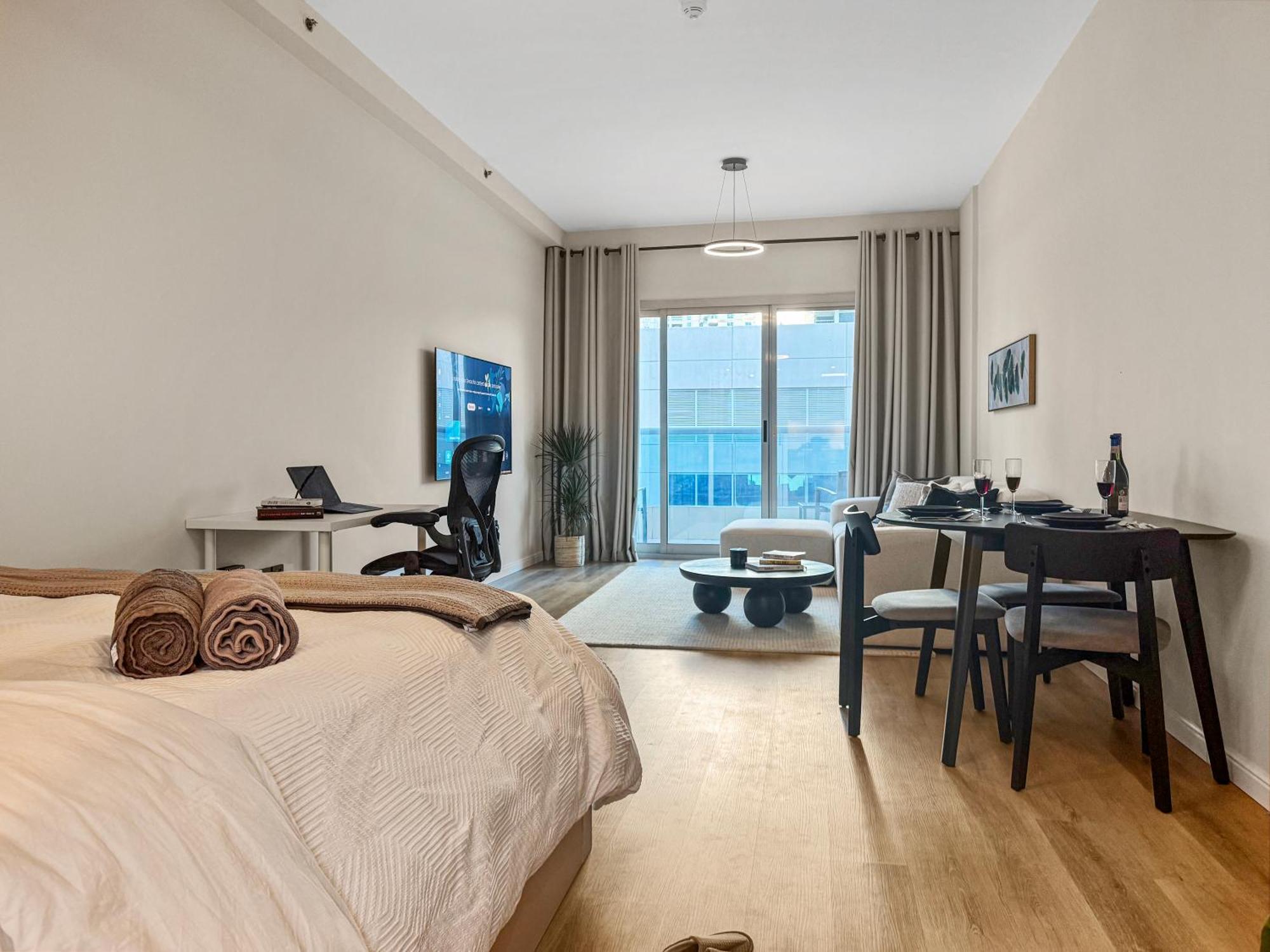 Modern Renovated Spacious With Pool, Gym & Jacuzzi Access In Marina, Step To Metro *
