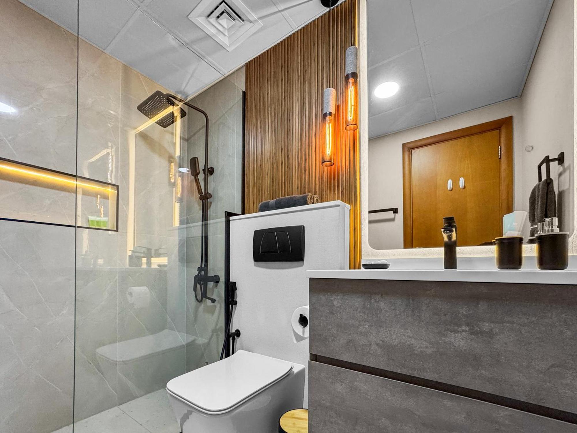Modern Renovated Spacious With Pool, Gym & Jacuzzi Access In Marina, Step To Metro Apartment *