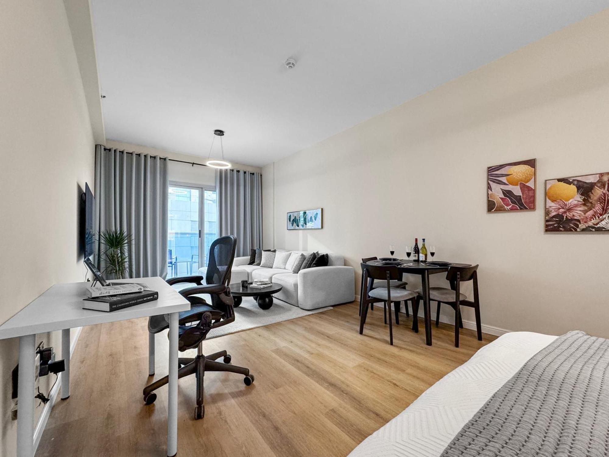 Modern Renovated Spacious With Pool, Gym & Jacuzzi Access In Marina, Step To Metro * Dubai