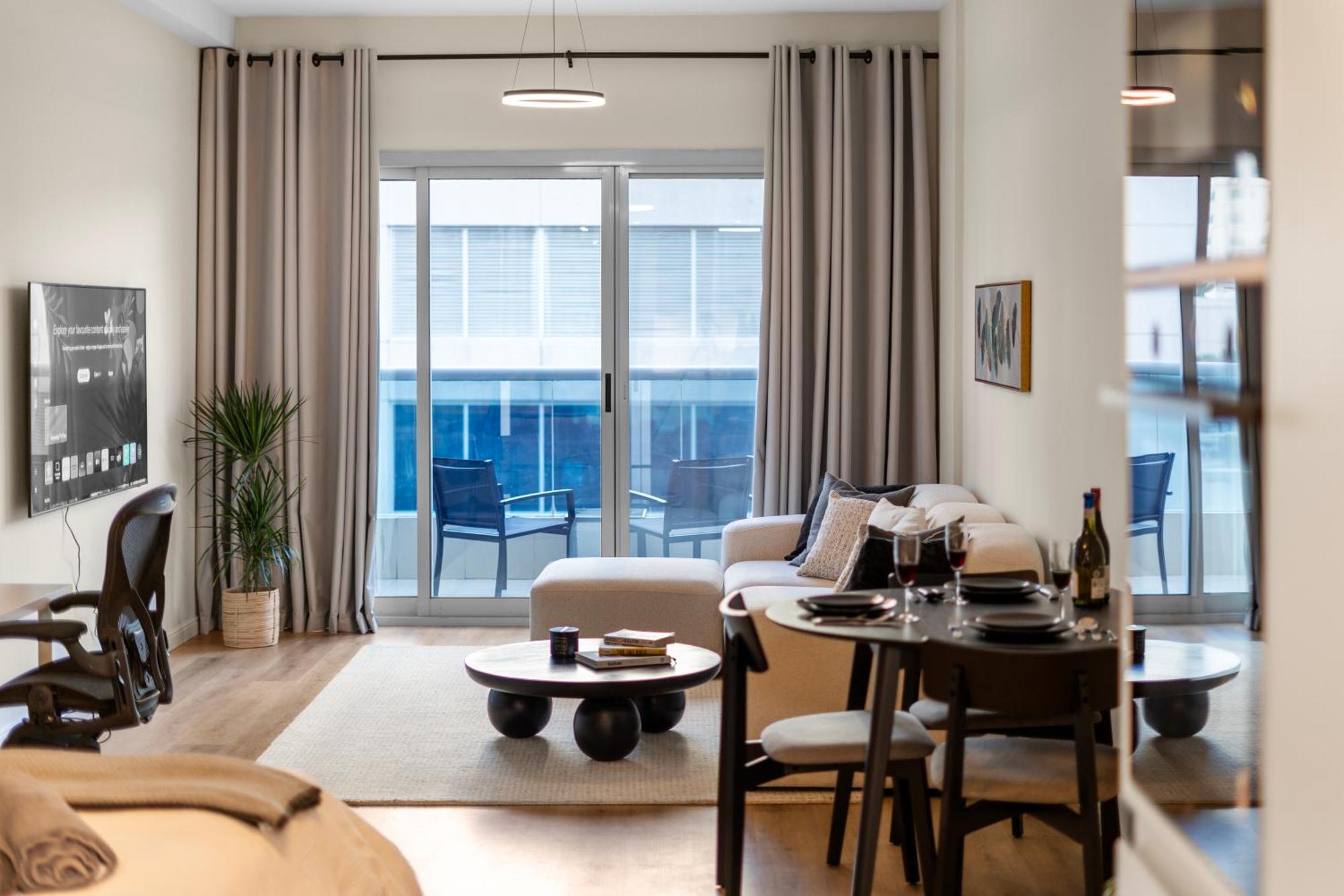 Apartment Modern Renovated Spacious With Pool, Gym & Jacuzzi Access In Marina, Step To Metro Dubai