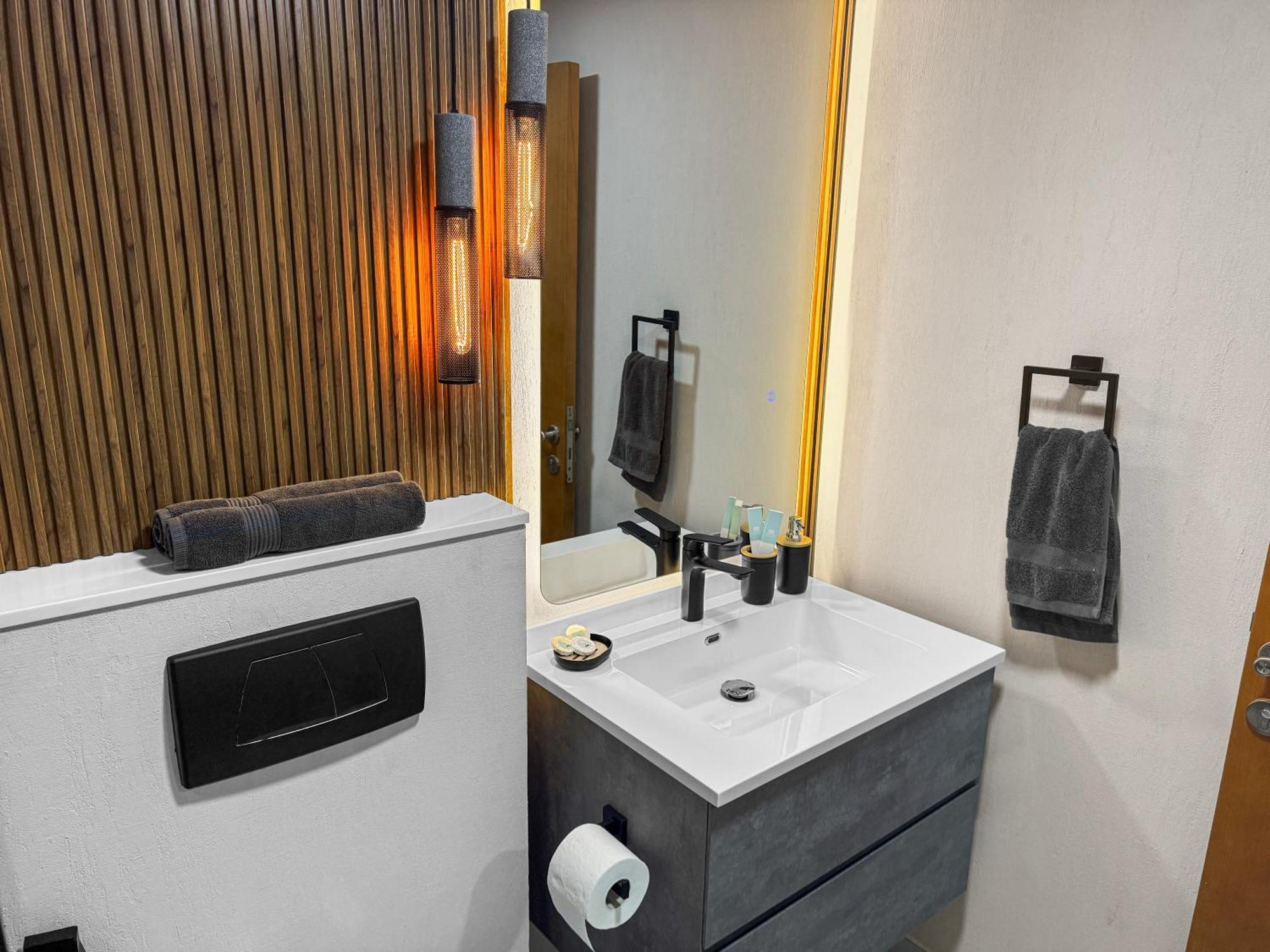Modern Renovated Spacious With Pool, Gym & Jacuzzi Access In Marina, Step To Metro Dubai