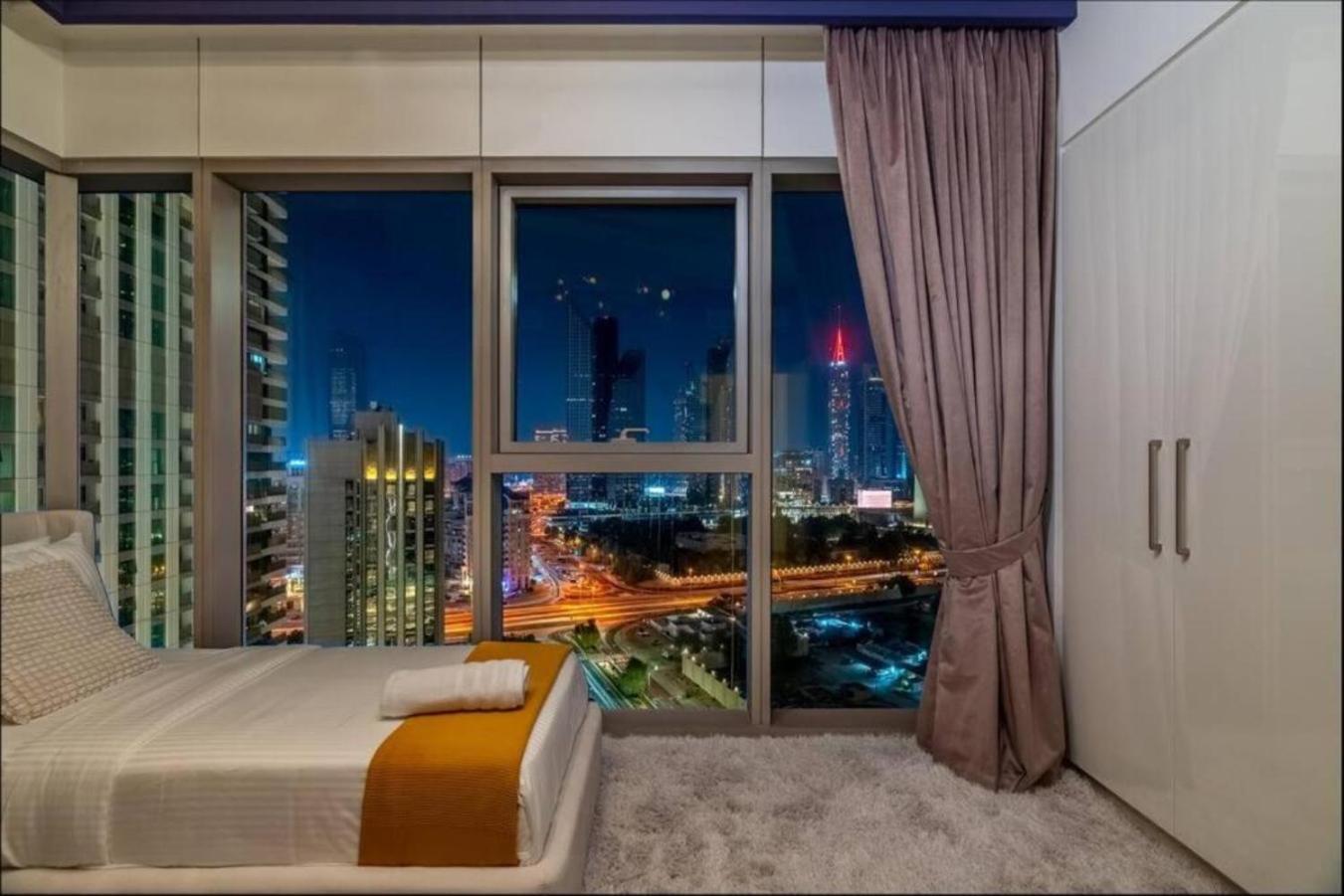 Chic & Luxurious With Burj Khalifa View Apartment