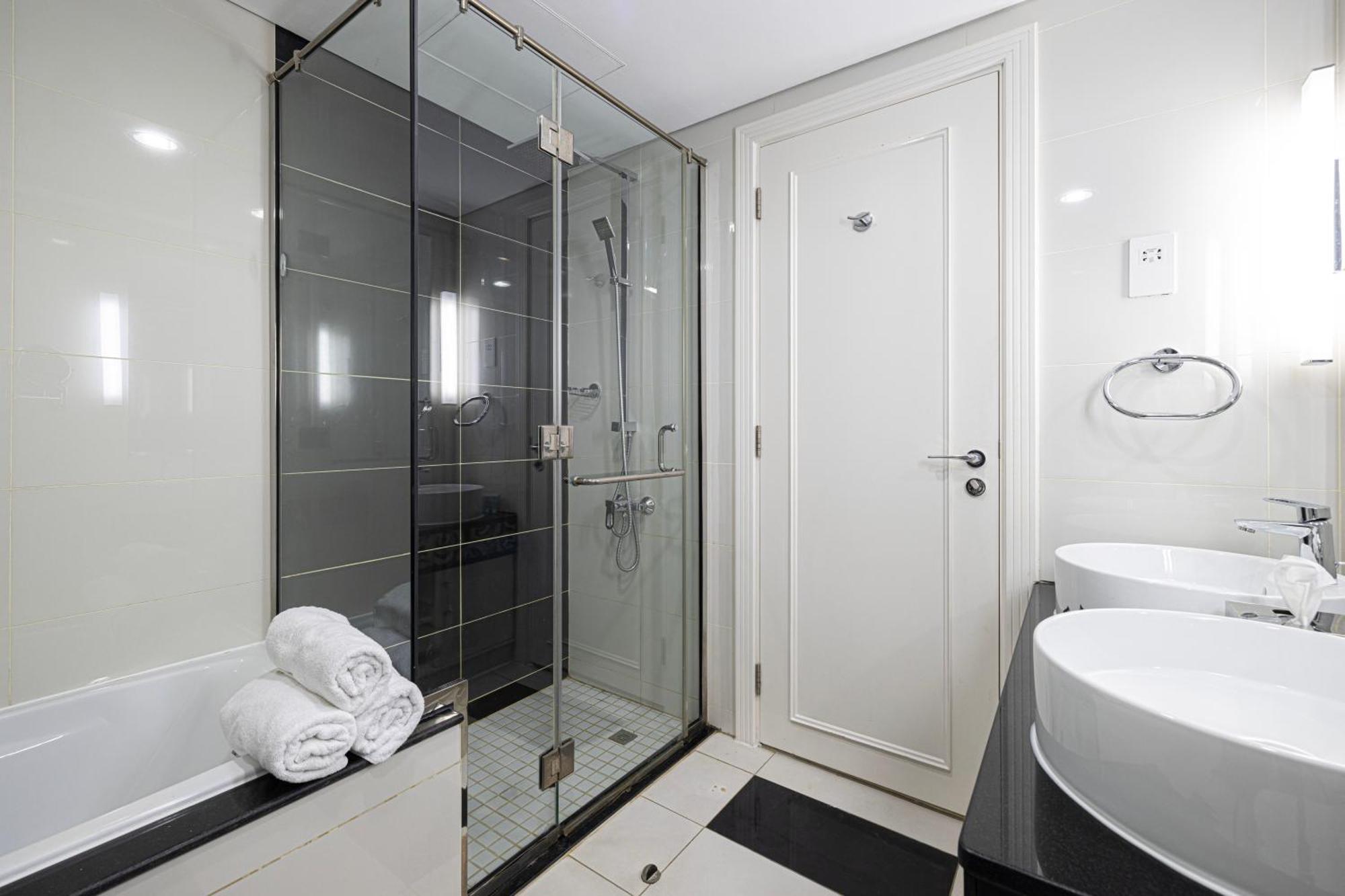 Damac Maison Mall Street 2 Bedroom Deluxe Apartment, 1 Minute Walk To Mall *