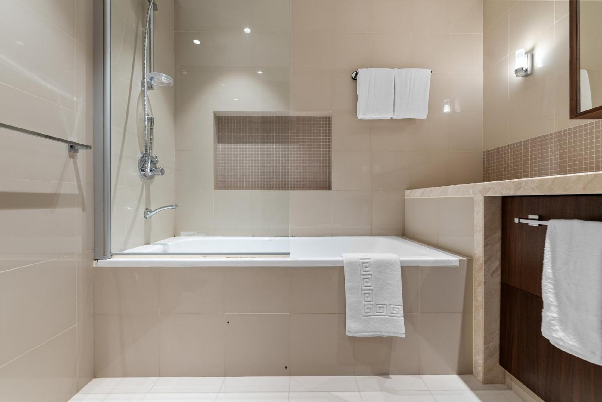 Magnificent - New Stylish 1 Bedroom In Downtown *