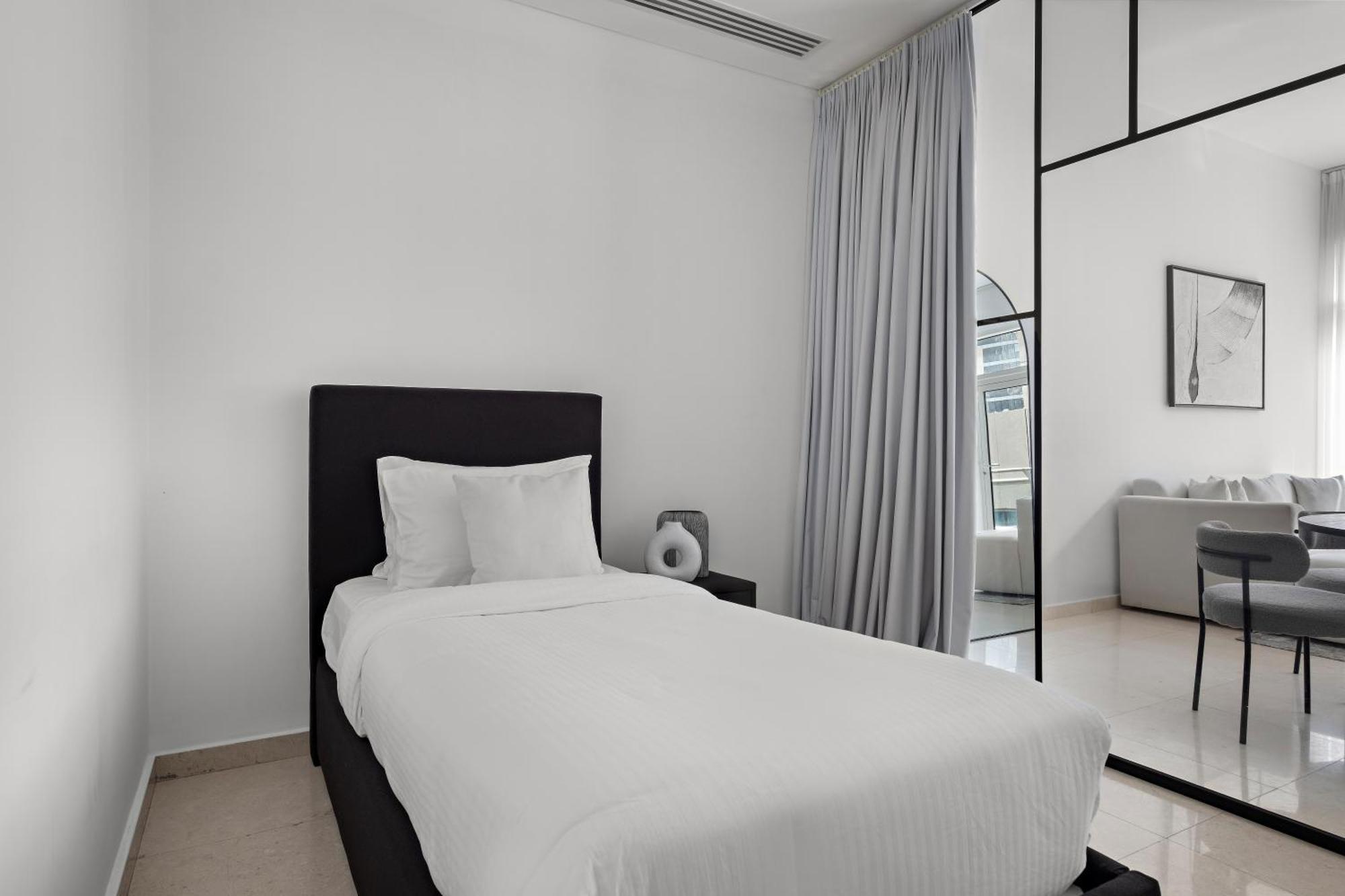 Apartment 1br With Study View In Bay Square B13 *