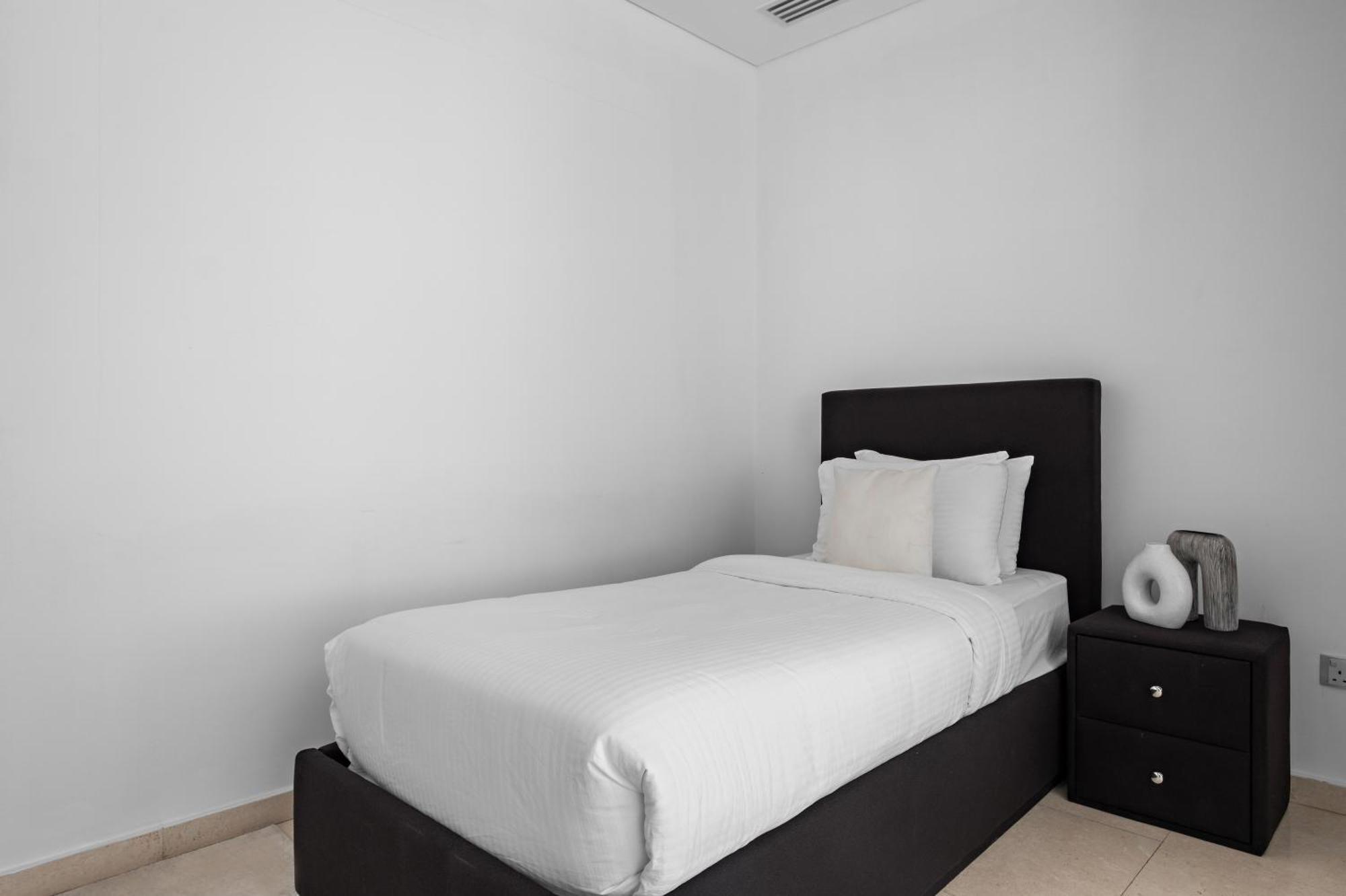 Apartment 1br With Study View In Bay Square B13