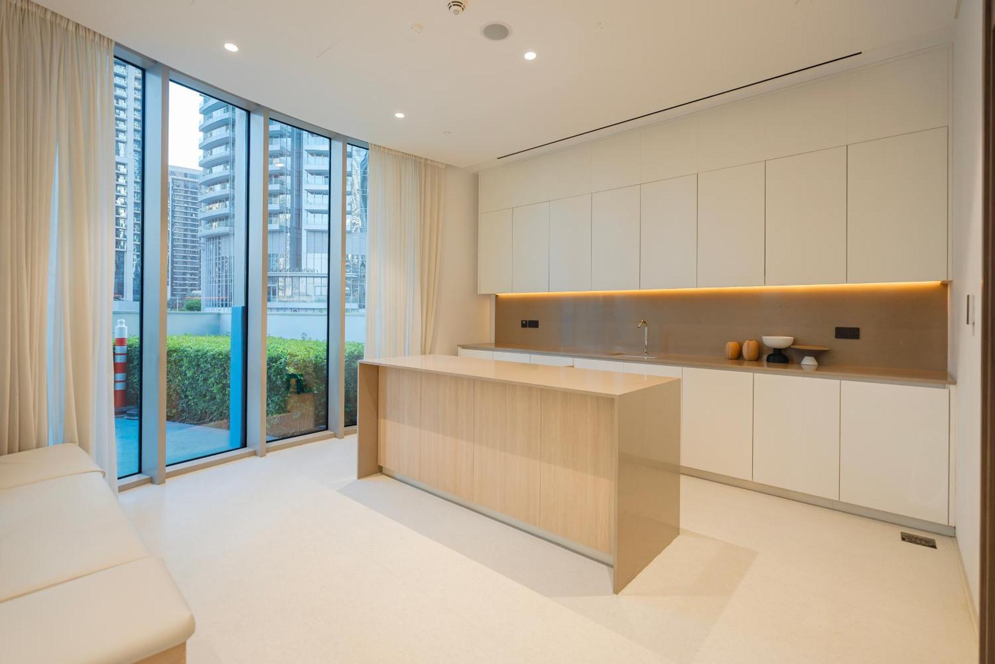 Downtown Luxury - Elegant 1-bedroom - 5 Minutes Walk To Mall