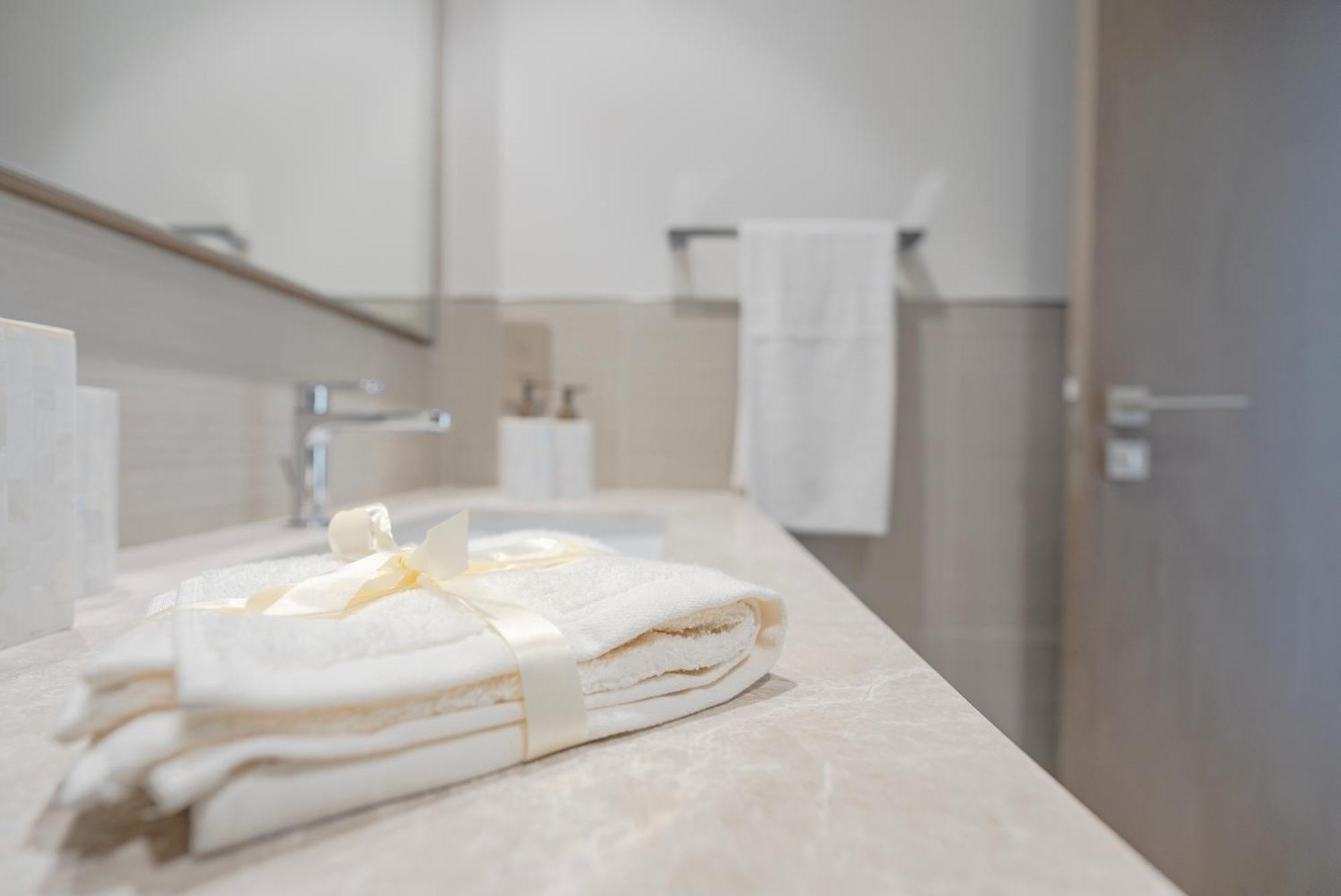 Apartment Downtown Luxury - Elegant 1-bedroom - 5 Minutes Walk To Mall Dubai
