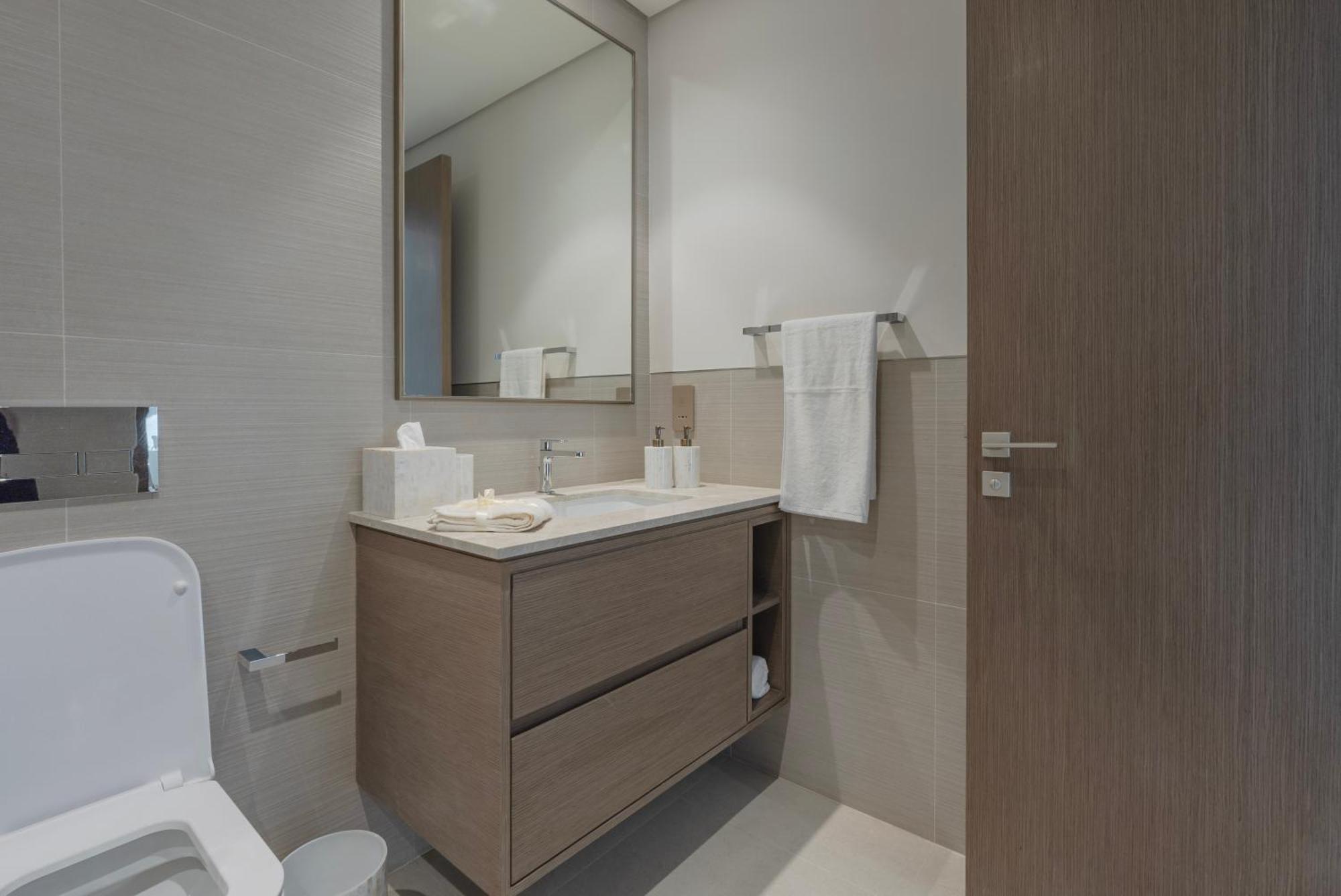 Apartment Downtown Luxury - Elegant 1-bedroom - 5 Minutes Walk To Mall *