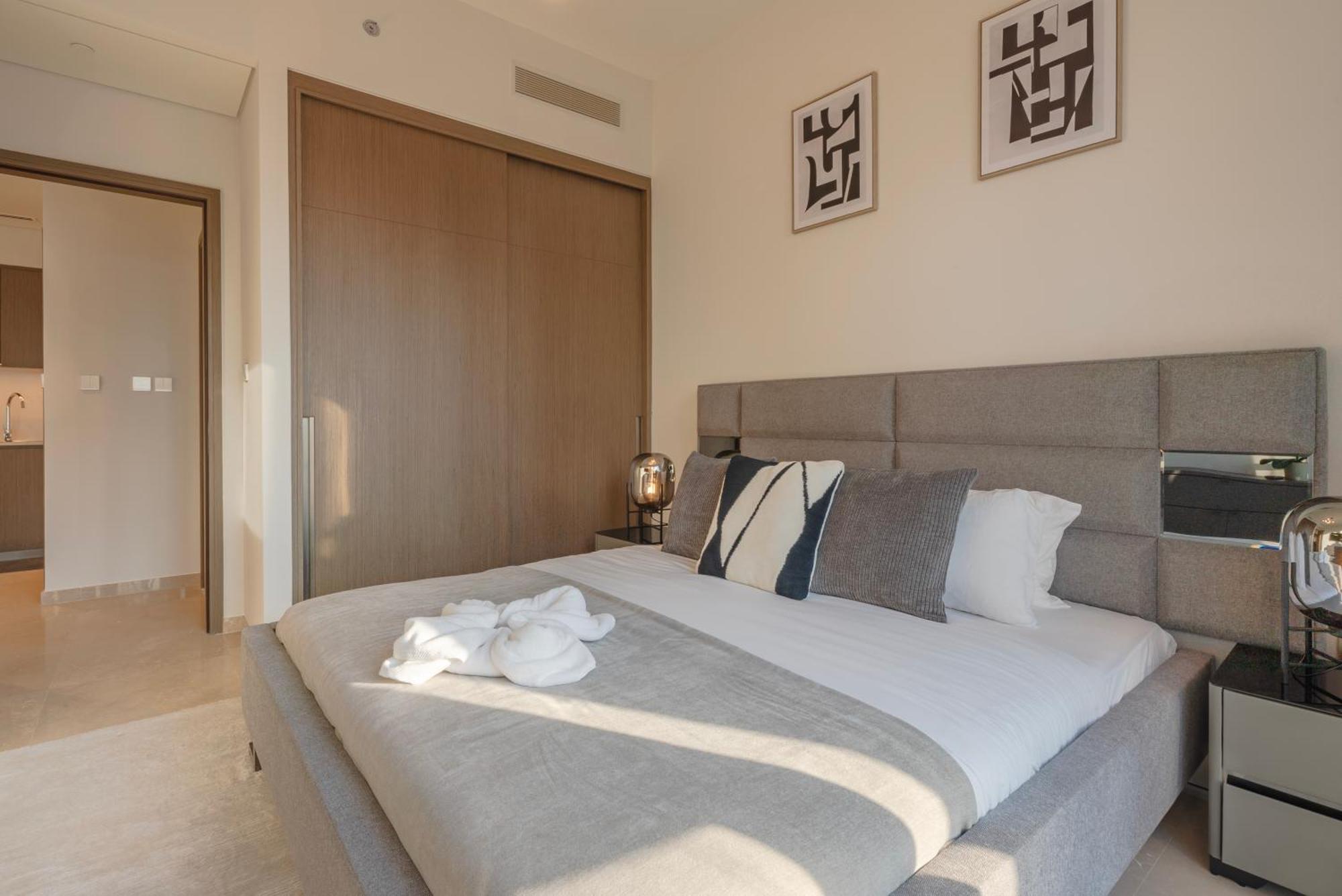 Downtown Luxury - Elegant 1-bedroom - 5 Minutes Walk To Mall Apartment *
