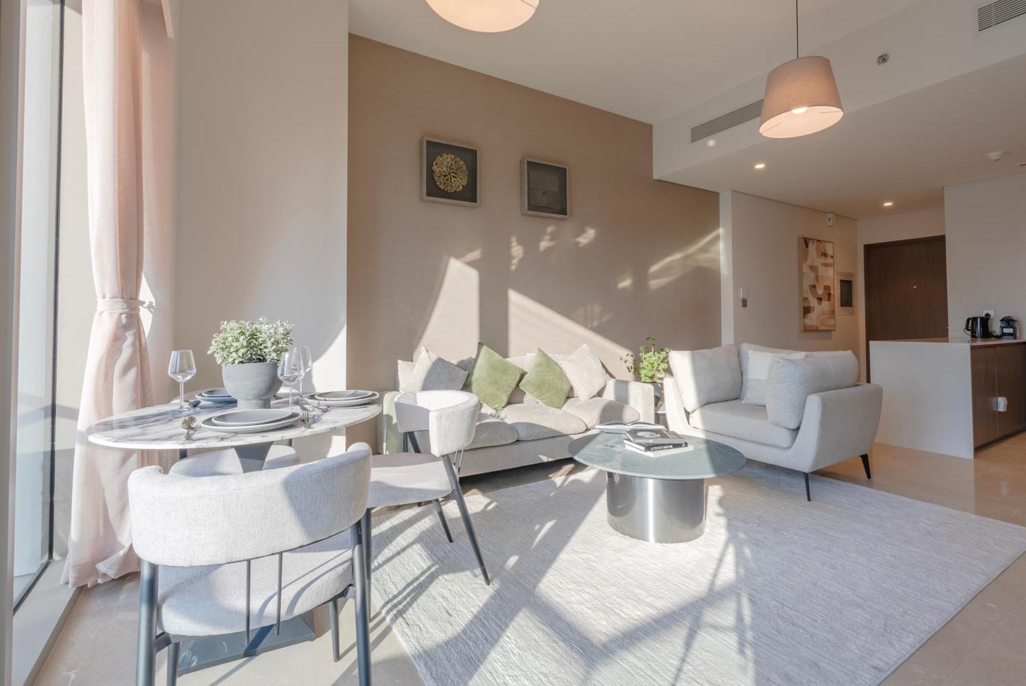 Downtown Luxury - Elegant 1-bedroom - 5 Minutes Walk To Mall *