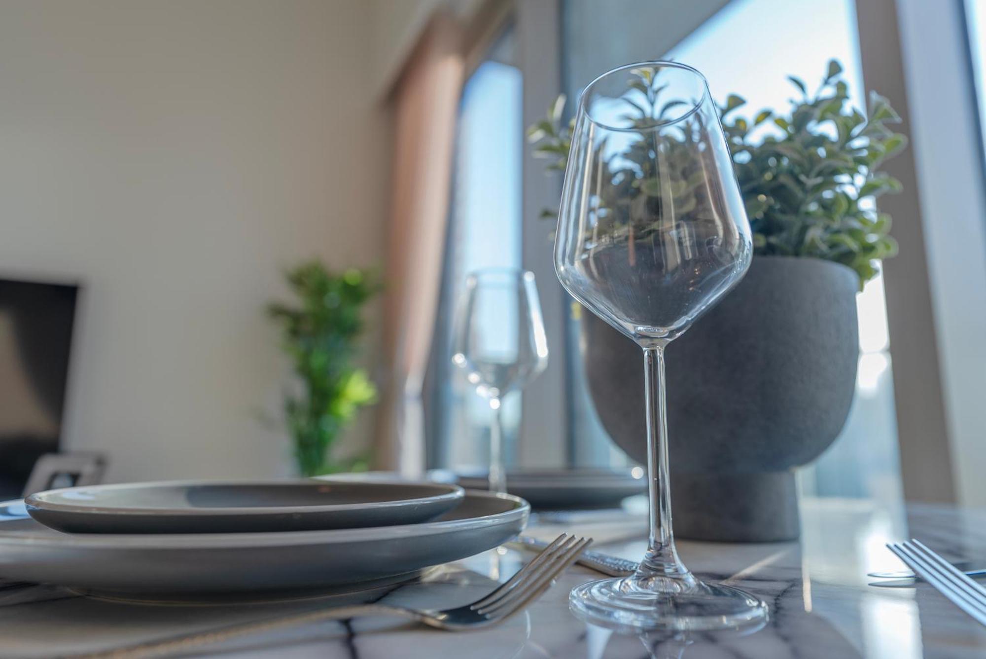 Downtown Luxury - Elegant 1-bedroom - 5 Minutes Walk To Mall Apartment