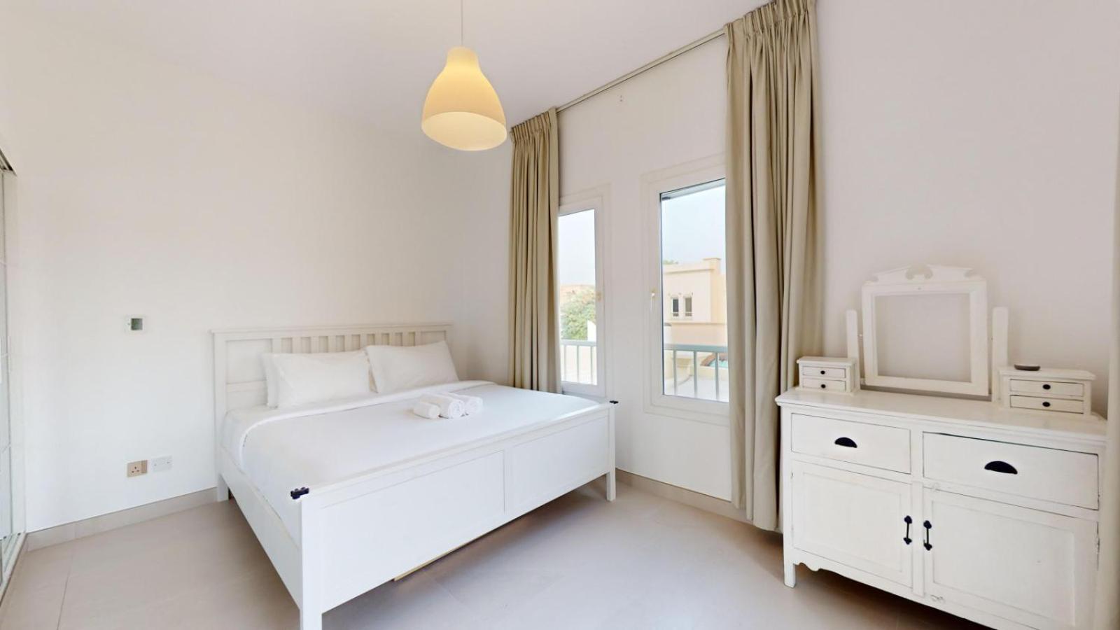 The Lakes - Contemporary Three Bedroom *